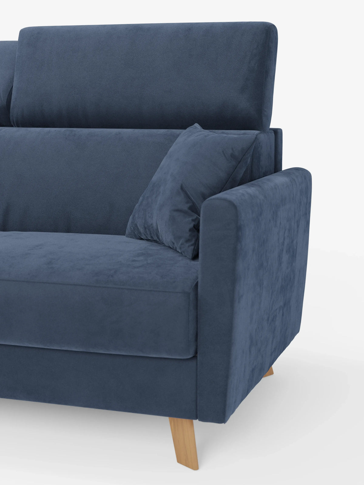 Un primo piano del divano letto Francy con poggiatesta regolabili di Divani.Store, un moderno divano a due posti blu navy rivestito in elegante tessuto T30 antimacchia, caratterizzato da morbidi cuscini, un cuscino decorativo abbinato e gambe in legno chiaro. Su uno sfondo bianco a tinta unita è visibile solo il lato destro di questo divano con rivestimento completamente sfoderabile.