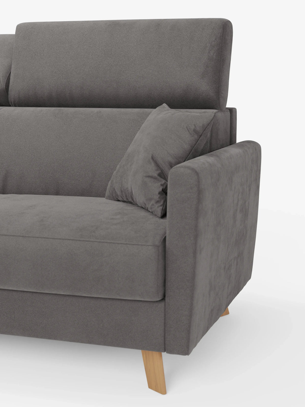 Un primo piano del divano letto Francy con poggiatesta regolabili di Divani.Store, caratterizzato da un rivestimento in tessuto T30 grigio moderno e resistente alle macchie, un cuscino, braccioli rettangolari e gambe in legno chiaro. Questo divano con rivestimento sfoderabile al 100% è ripreso su uno sfondo bianco e presenta linee pulite e contemporanee in stile moderno.