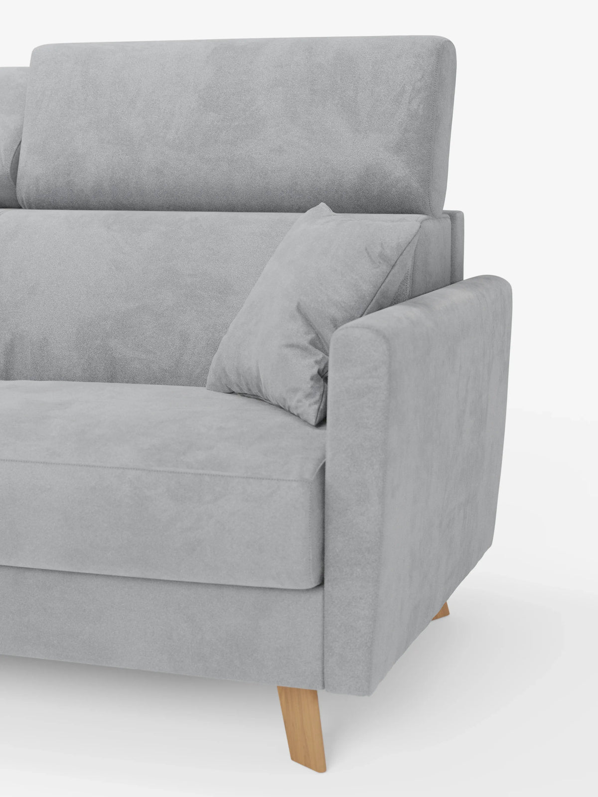 Un moderno divano letto Francy con poggiatesta regolabili di Divani.Store, rivestito in tessuto T30 grigio chiaro, morbido e liscio, 100% sfoderabile e antimacchia. Questo divano a 3 posti presenta gambe in legno, uno schienale alto con poggiatesta regolabili, un bracciolo sul lato destro ed è corredato da un cuscino decorativo abbinato. È raffigurato su uno sfondo bianco a tinta unita che ne esalta le linee pulite e l’eleganza contemporanea.