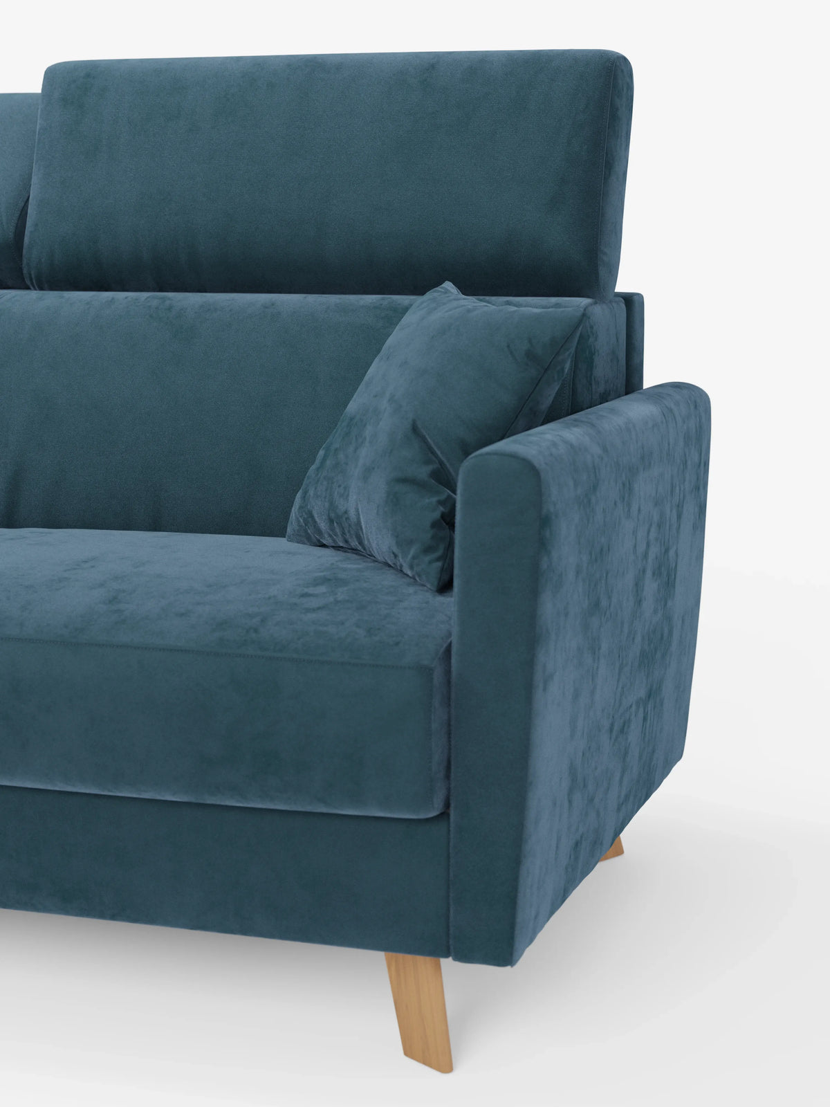 Un primo piano di un moderno divano letto Francy in velluto color verde acqua con poggiatesta regolabili di Divani.Store, caratterizzato da linee dritte, uno schienale alto, un bracciolo angolato, un cuscino abbinato e gambe in legno chiaro, rivestito con l'elegante tessuto smacchiabile T30. Su uno sfondo bianco a tinta unita è visibile solo il lato destro del divano, completamente sfoderabile.