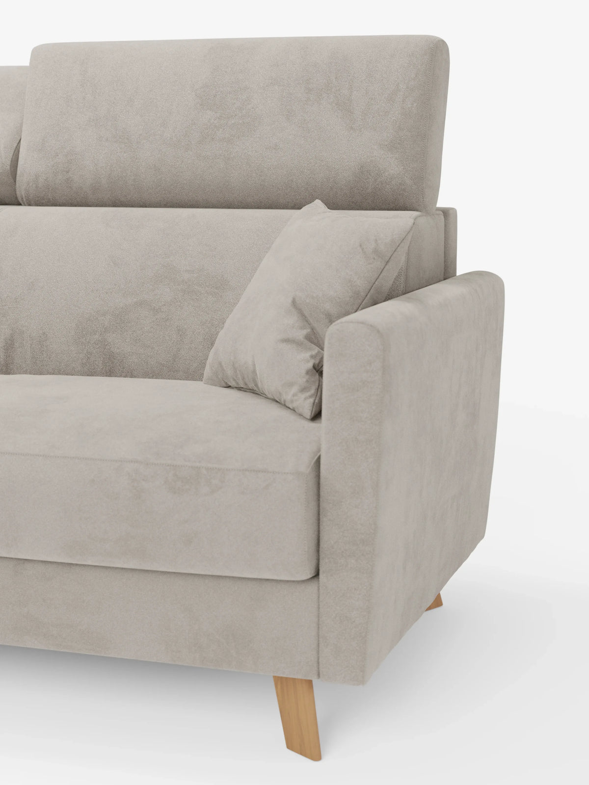 Un divano letto Francy contemporaneo, color grigio chiaro, con poggiatesta regolabili, firmato Divani.Il modello, caratterizzato da linee pulite, gambe angolari in legno, una seduta morbida, un unico cuscino dello schienale e un cuscino decorativo nell’angolo, è rivestito con l’elegante tessuto T30 resistente alle macchie, sfoderabile al 100%, su uno sfondo bianco a tinta unita.