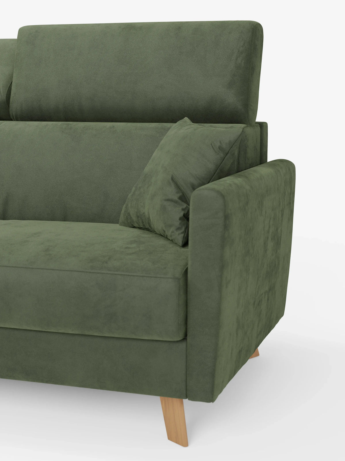 Un primo piano del divano letto Francy con poggiatesta regolabili di Divani.Store, rivestimento sfoderabile al 100% e realizzato in elegante tessuto T30 resistente alle macchie. Questo moderno divano verde presenta un cuscino coordinato, gambe angolate in legno, braccioli spessi e uno schienale alto, che gli conferiscono un aspetto elegante e contemporaneo su uno sfondo bianco a tinta unita. È visibile solo metà del divano.