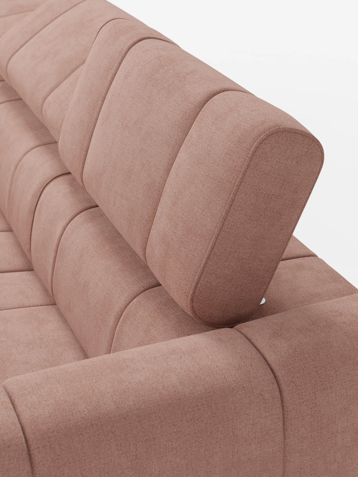 Un divano modulare Giotto a quattro posti color malva chiaro, con poggiatesta reclinabili e funzione relax elettrica opzionale, rivestito in tessuto smacchiabile T23 con finitura testurizzata, caratterizzato da uno schienale alto e segmentato e da un poggiatesta destro regolabile.