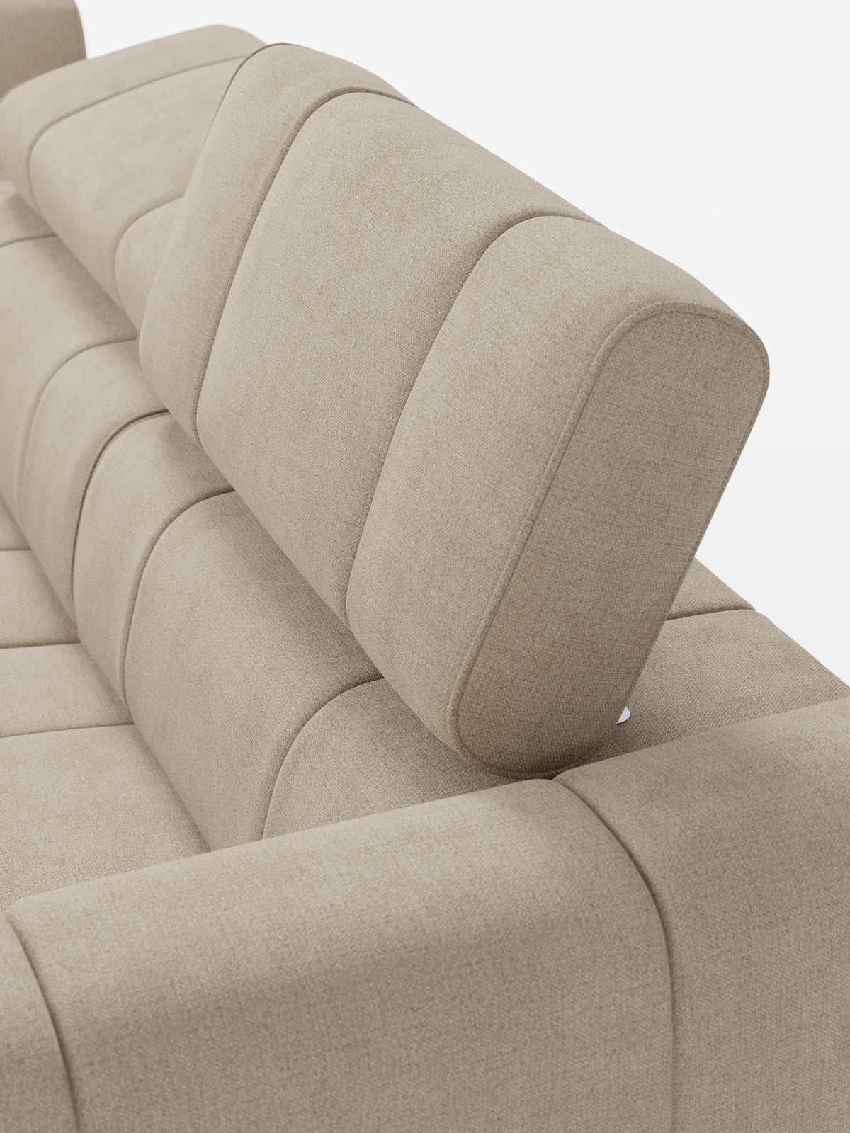 Il divano componibile Giotto con terminale aperto - opzione relax elettrico in tessuto smacchiabile T23 è un divano modulare beige, dalla trama ruvida, dotato di un poggiatesta alto, inclinabile in avanti e regolabile, e caratterizzato da cuciture verticali dalle linee pulite.