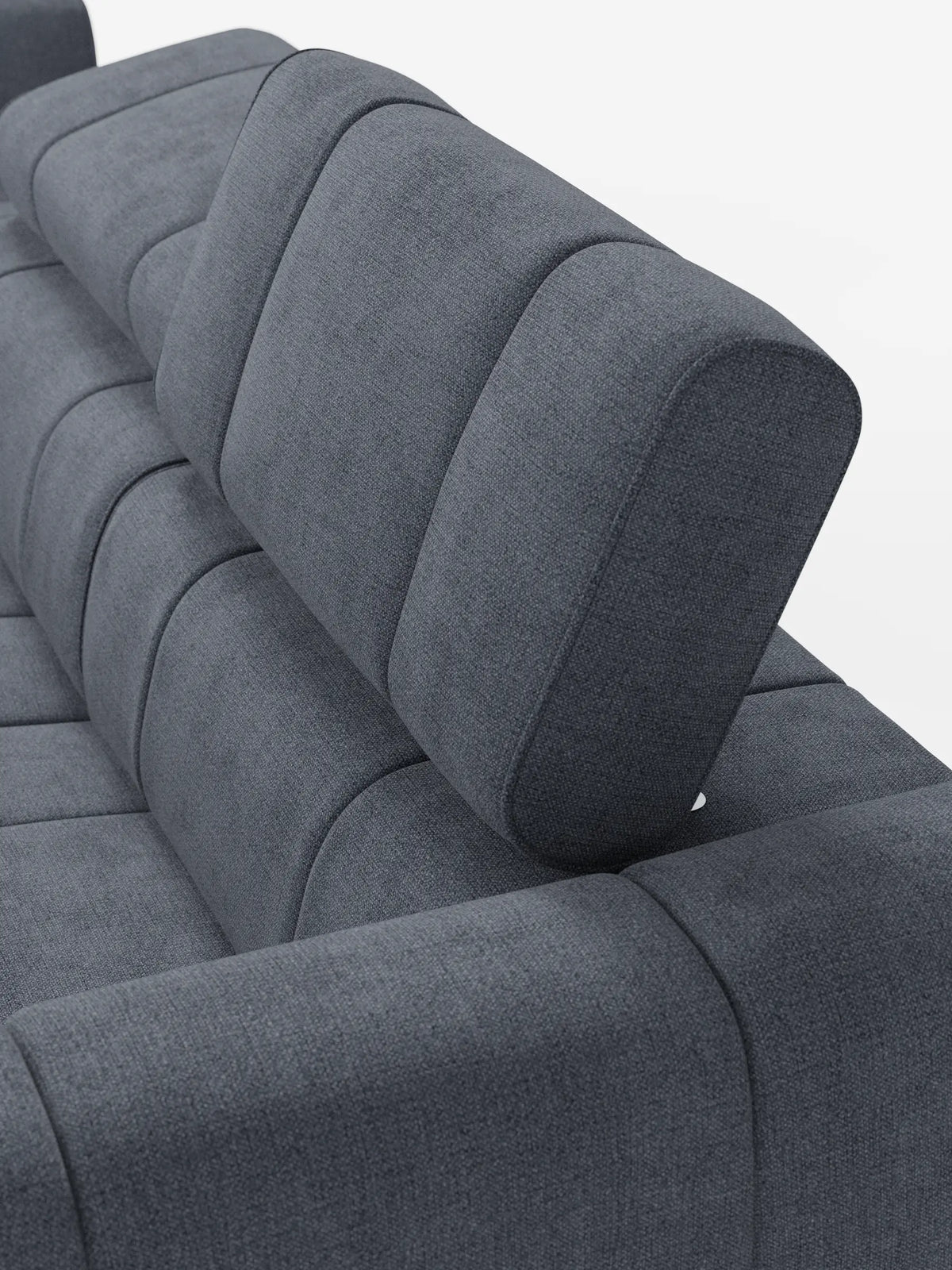 Una ripresa dall'alto di un divano componibile Giotto color grigio antracite con terminale aperto - opzione relax elettrico in tessuto smacchiabile T23, con un poggiatesta sollevato per mostrare l'imbottitura spessa e una cerniera metallica su sfondo bianco.