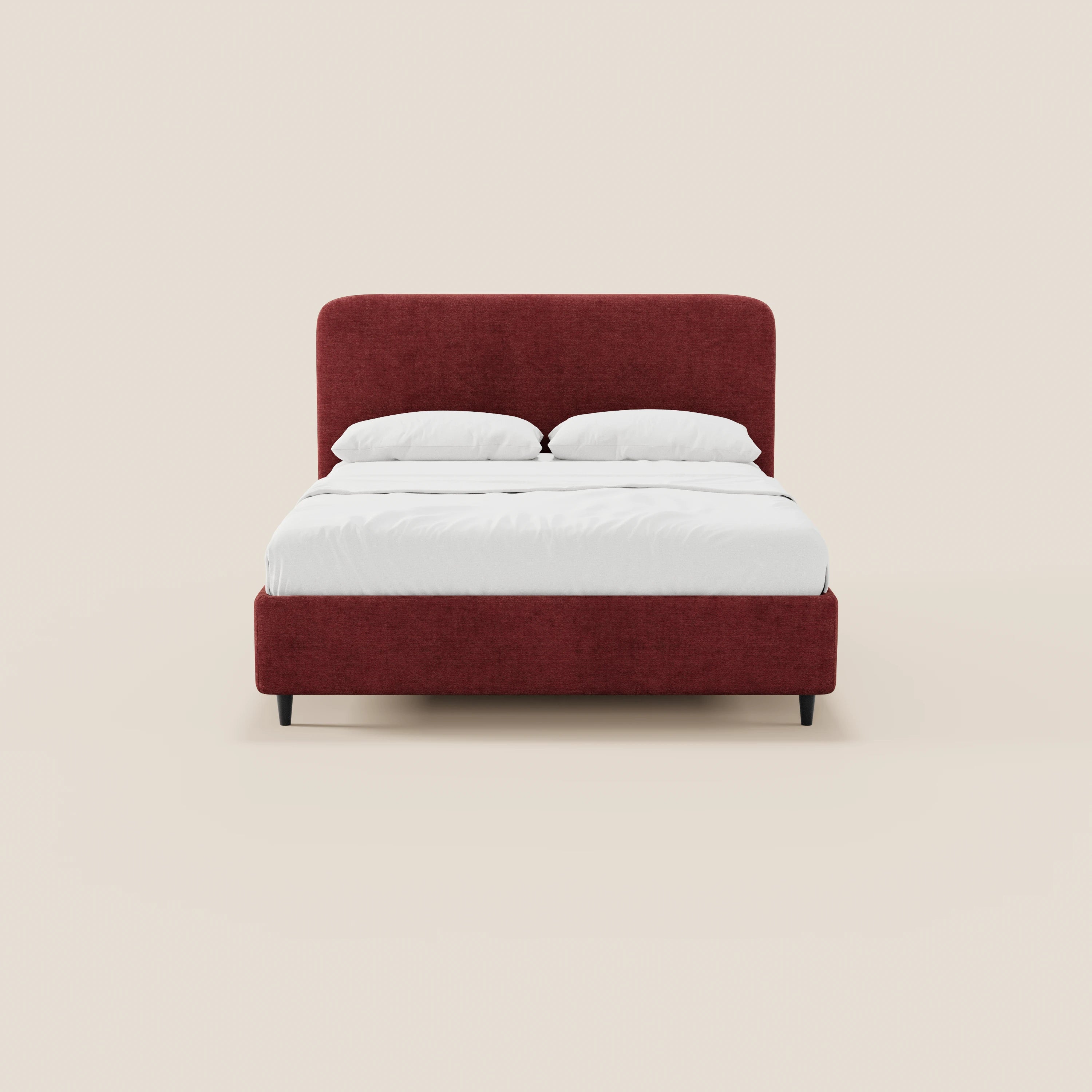 Il letto imbottito KAELOS minimal di Letti.store presenta una struttura rivestita in ciniglia rosso intenso, gambe alte e slanciate e una testiera arrotondata. Il suo design minimalista risalta sullo sfondo beige, con biancheria da letto e cuscini bianchi disposti con cura.