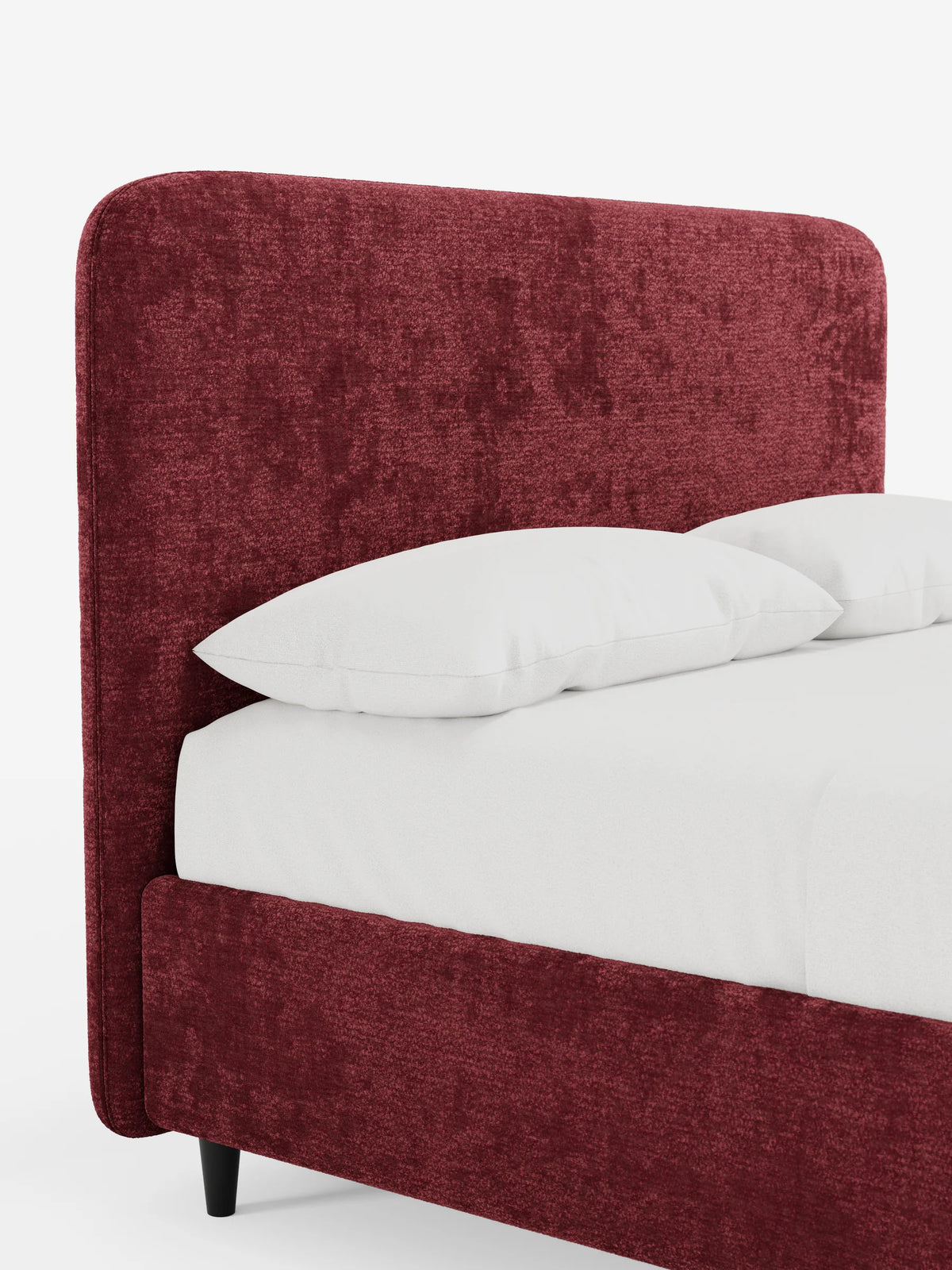 Un primo piano di un letto KAELOS minimal imbottito - con contenitore, gambe alte e testiera arrotondata in tessuto ciniglia rosso scuro, caratterizzato da una testiera arrotondata, biancheria da letto bianca e gambe corte nere su sfondo bianco.