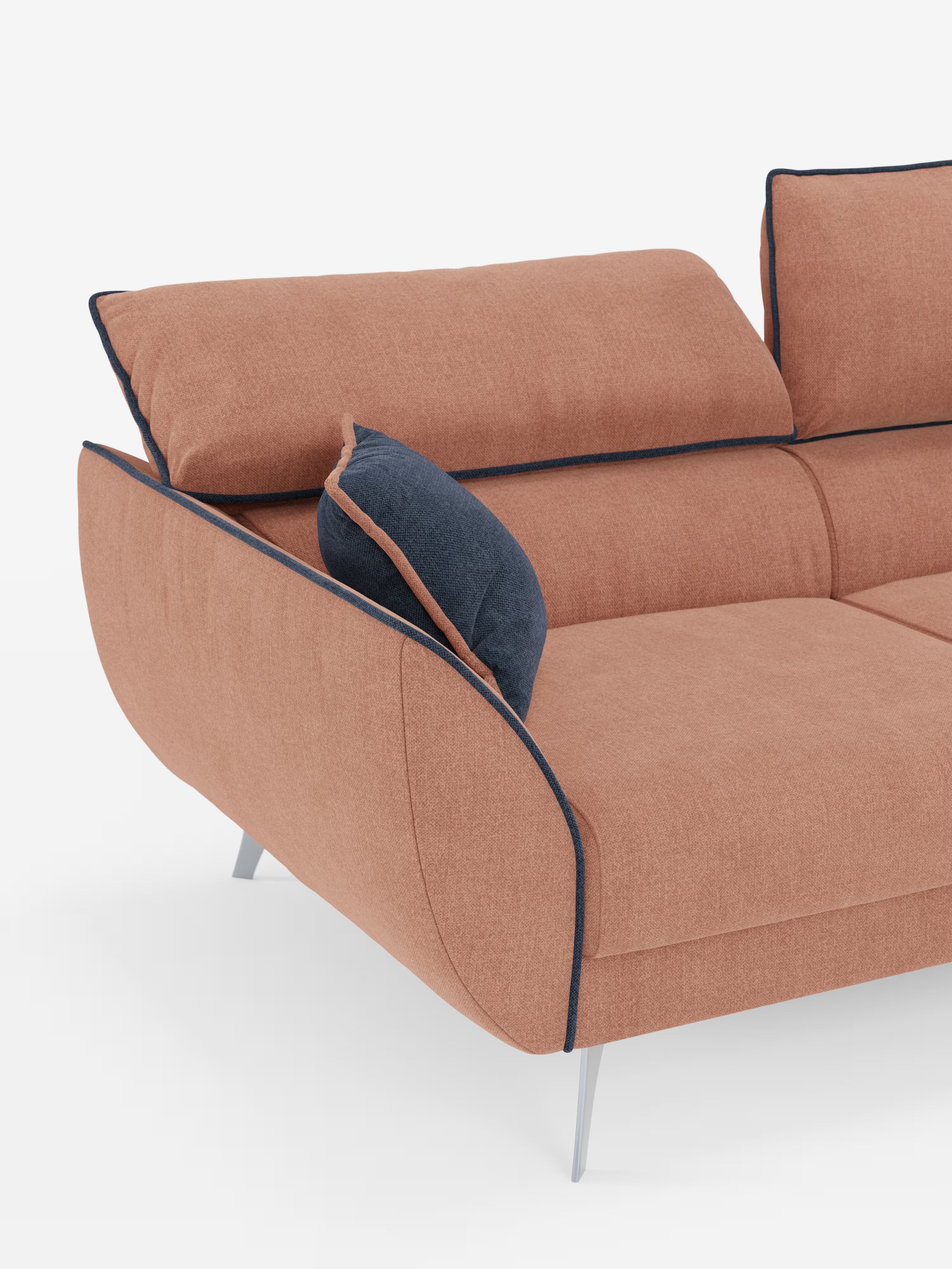 Vi presentiamo il divano Michelangelo a 2 e 3 posti con sedute allungabili e poggiatesta reclinabili di Divani.Store. Questo moderno divano bicolore è rivestito in tessuto T23 color terracotta tenue, smacchiabile, impreziosito da una bordatura blu navy. Un cuscino decorativo abbinato in blu navy è posizionato in un angolo, mentre le eleganti gambe in metallo argentato sottolineano il design minimalista. I morbidi poggiatesta regolabili e le sedute allungabili garantiscono il massimo comfort. Immagine
