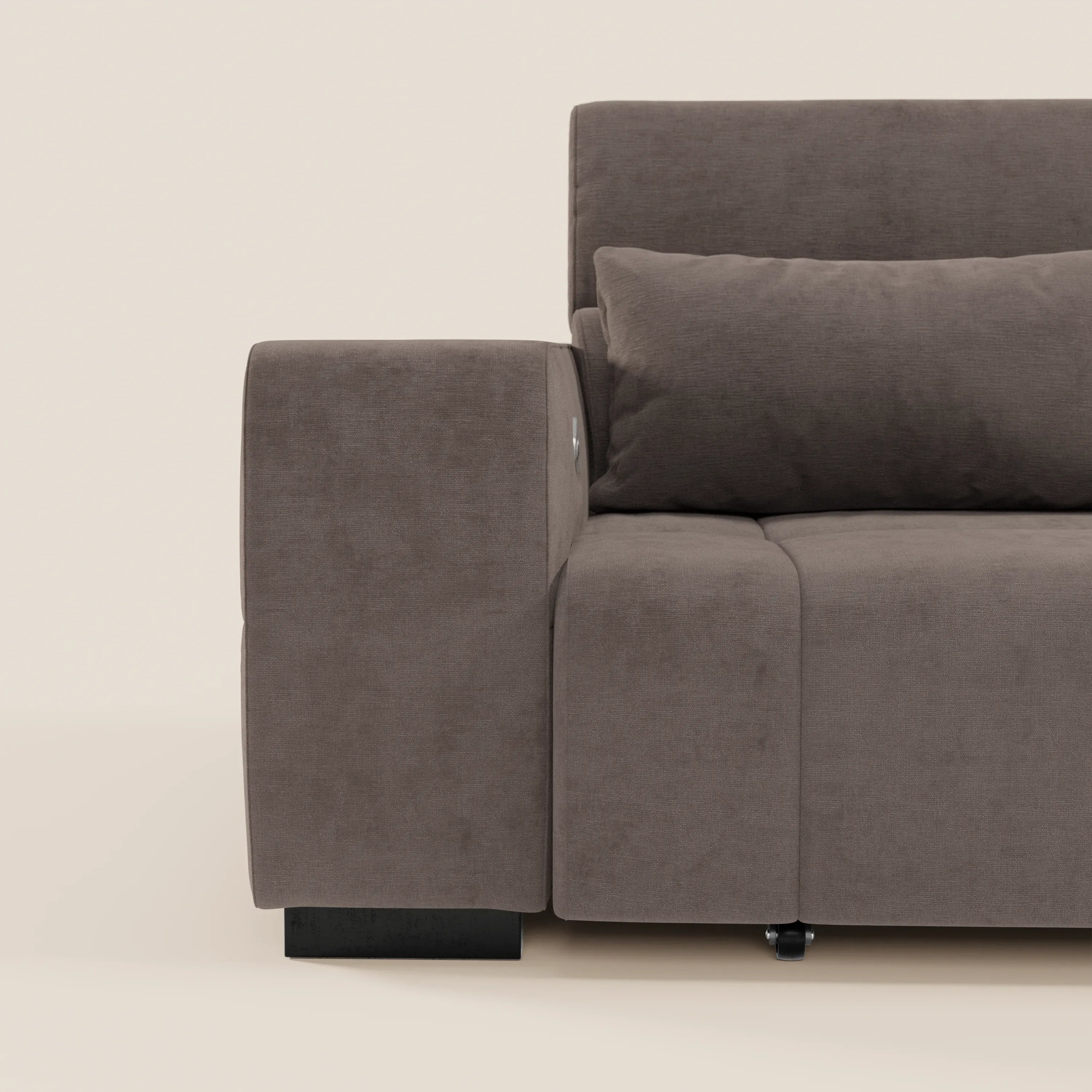 Un primo piano del lato sinistro del Monarch Divano con Relax Elettrico di Divani.Store mostra l'ampio bracciolo, il cuscino di seduta rettangolare e il cuscino coordinato in morbido tessuto T31 antimacchia. Lo sfondo beige semplice ne evidenzia lo stile elegante e contemporaneo.