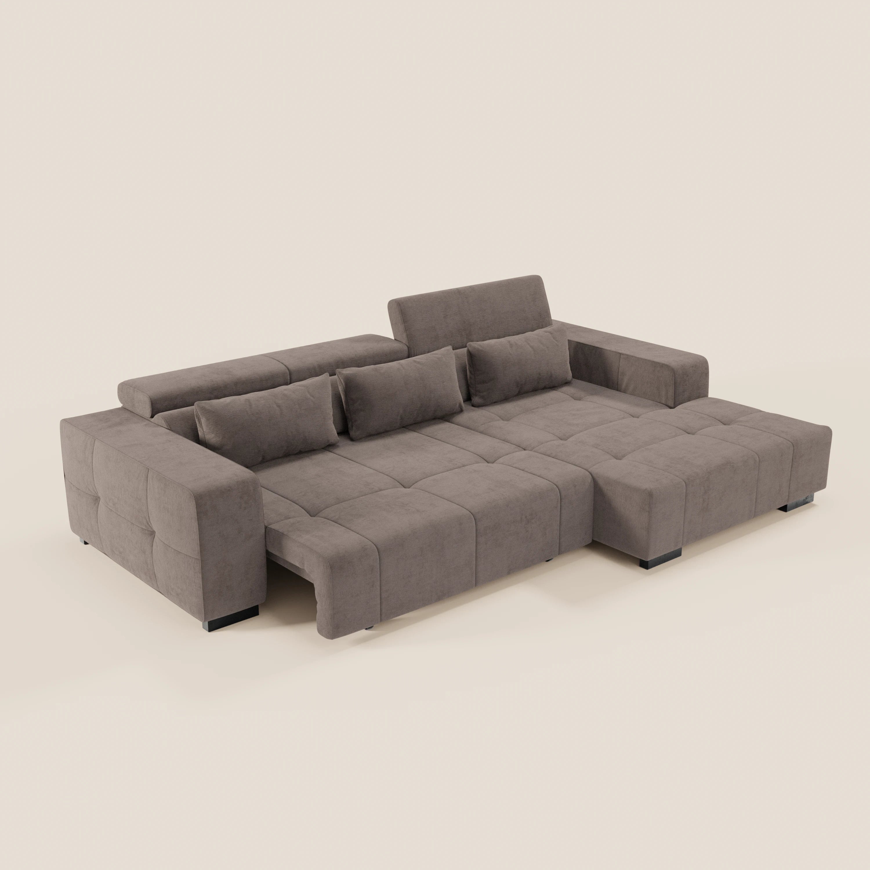 Il Monarch Divano angolare con penisola e Relax Elettrico di Divani.Store è caratterizzato da poggiatesta reclinabili, sedute allungabili e tessuto T31 antimacchia color tortora. Include ampi braccioli, cuscini trapuntati, gambe basse nere e un design moderno ed elegante.