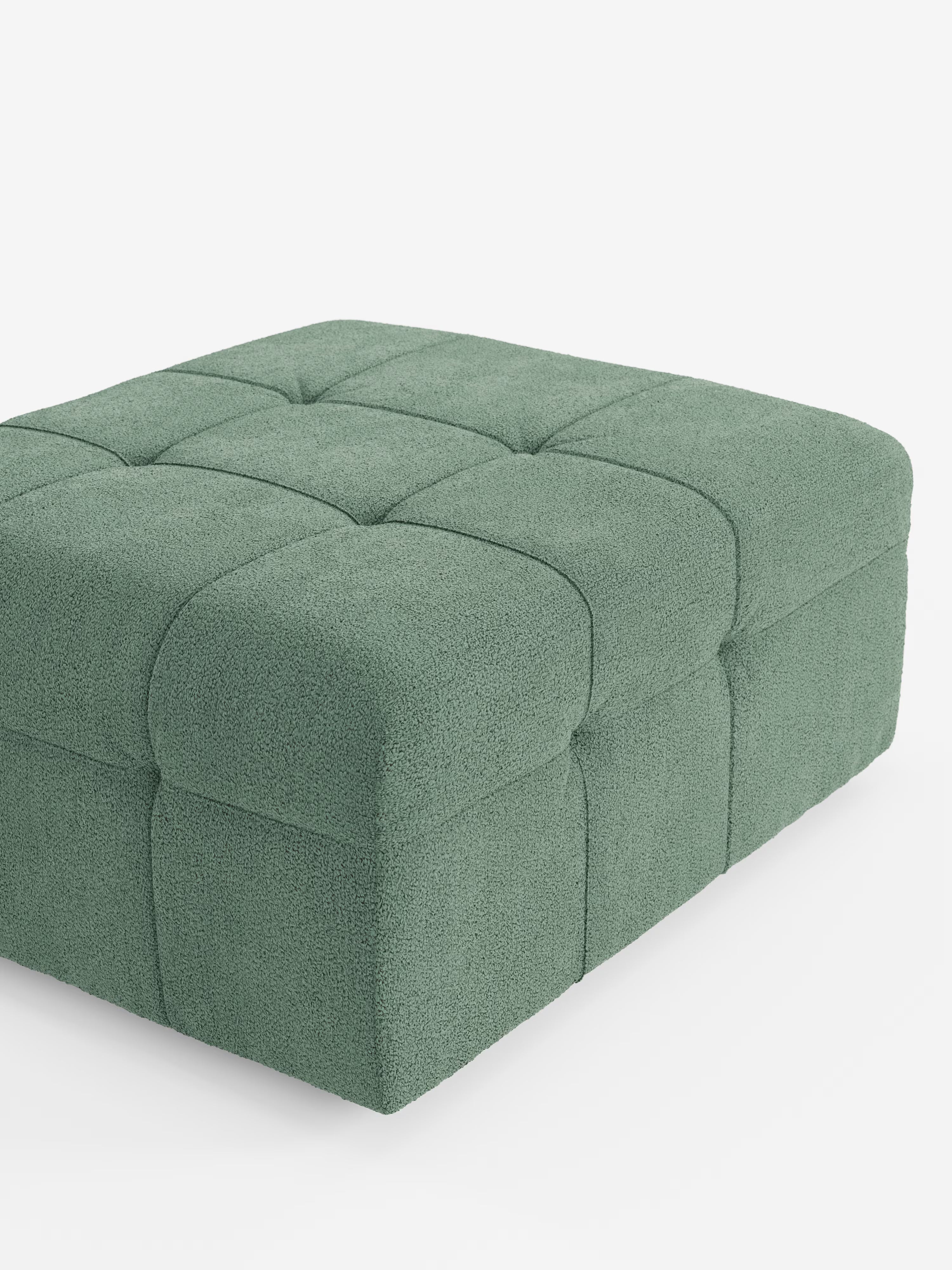 Un pouf e modulo Mosaic di Divani.Store, spazioso e di forma quadrata, realizzato in un vivace tessuto bouclé verde antimacchia, dalle dimensioni di 96x77 cm. Caratterizzato da un tradizionale design capitonné con cuciture a vista che creano un suggestivo motivo a griglia sulla parte superiore imbottita e sui lati. Il complemento d'arredo si staglia su uno sfondo bianco a tinta unita.