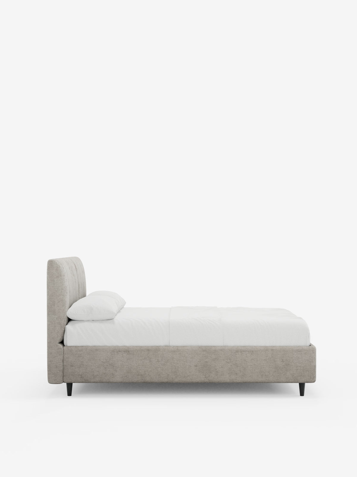 Vista laterale del letto imbottito ONYX con contenitore e testiera verticale in tessuto certificato Oeko-Tex® di Letti.store, caratterizzato da una struttura imbottita grigio chiaro, una testiera verticale imbottita, un materasso bianco con biancheria da letto bianca abbinata e un cuscino singolo bianco, il tutto su uno sfondo bianco a tinta unita. Il letto poggia su gambe corte, scure e affusolate.