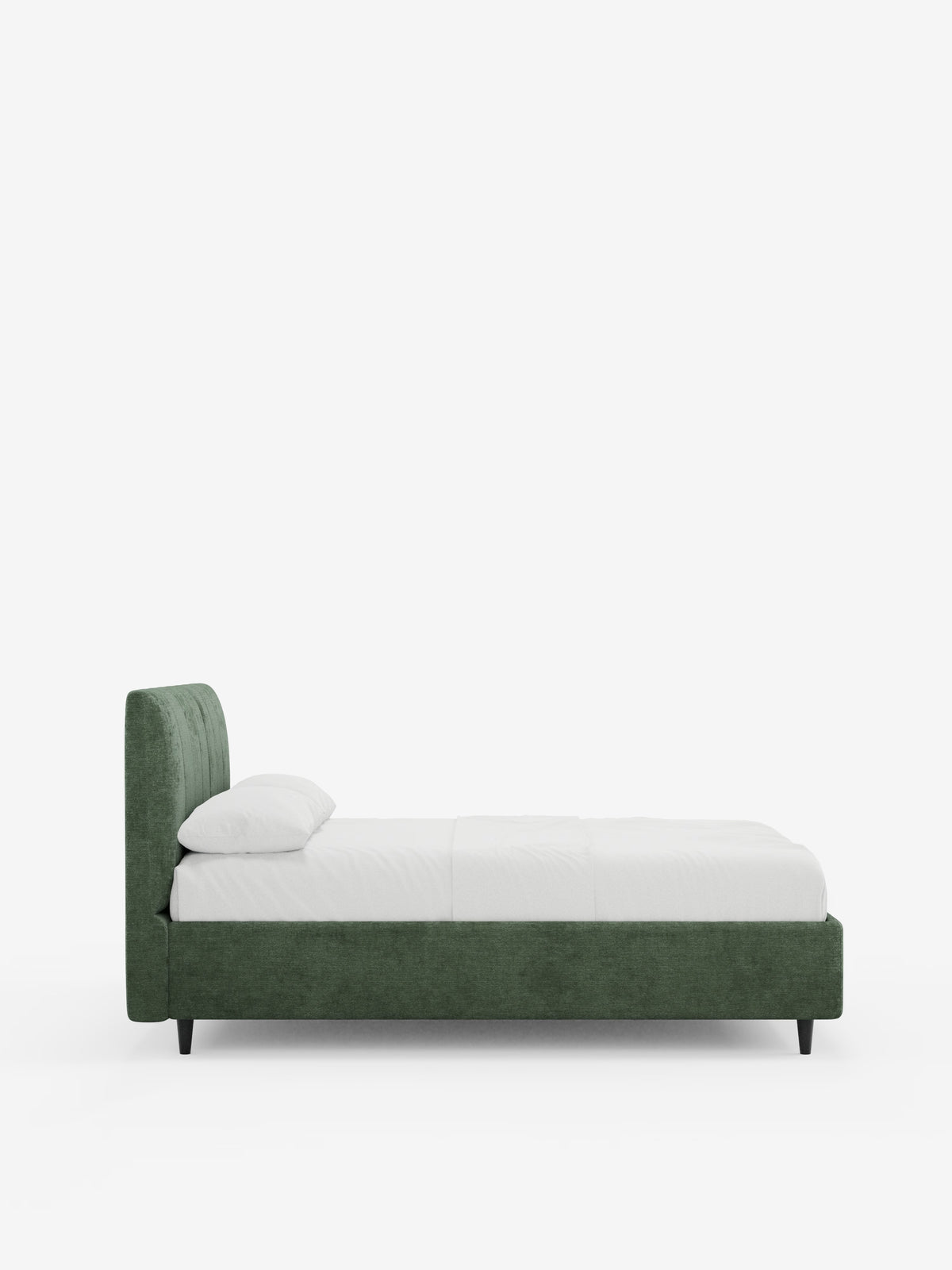 Il letto imbottito ONYX con contenitore e testiera verticale in tessuto certificato Oeko-Tex® di Letti.Il modello presenta un'elegante struttura imbottita di colore verde con testiera bassa, abbinata a biancheria da letto di un bianco candido e a un unico cuscino — immortalato di profilo su uno sfondo bianco a tinta unita — che lo rendono la scelta ideale per chiunque sia alla ricerca di un letto moderno.