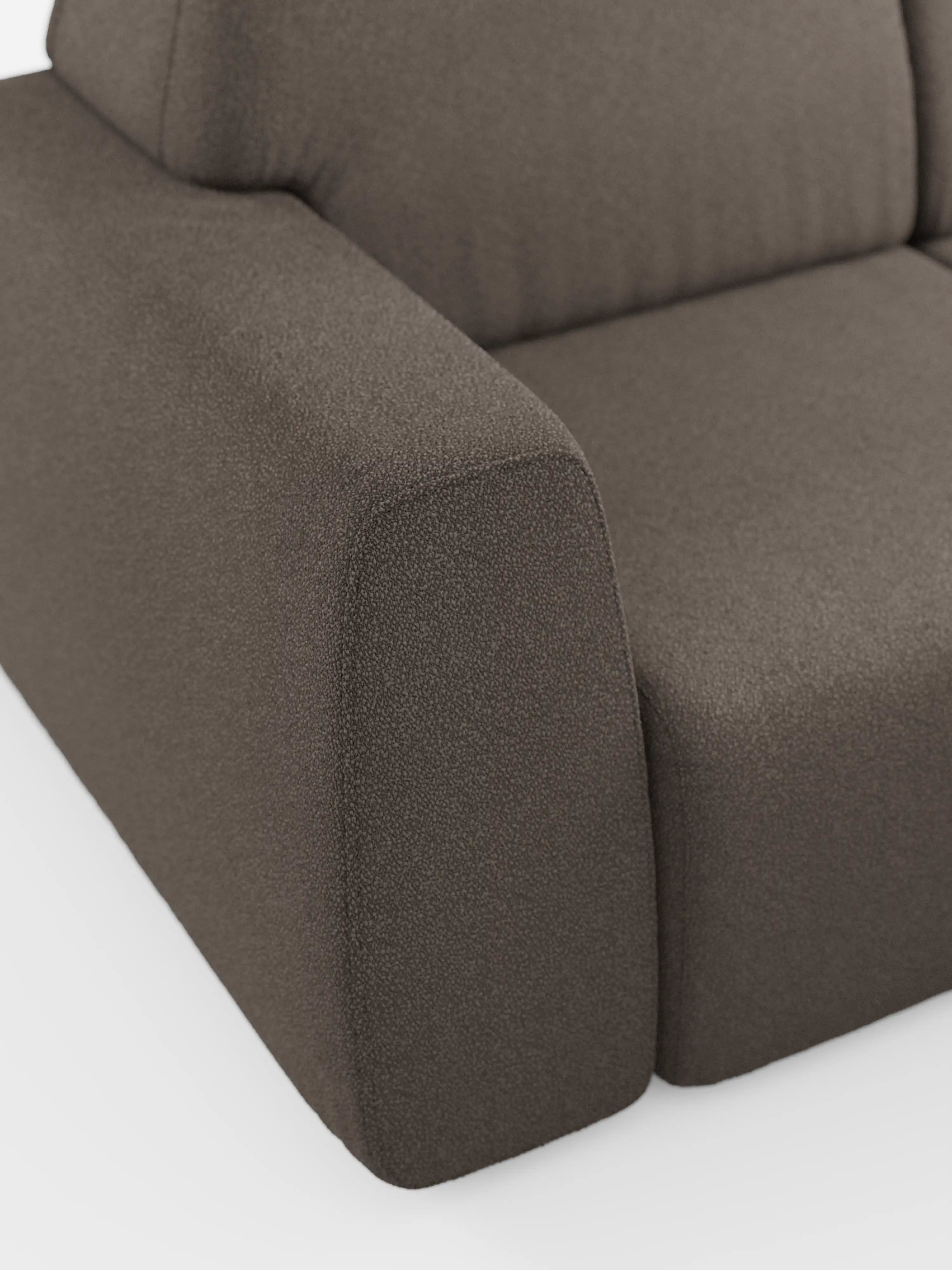 Un primo piano del moderno divano Orbit, color marrone scuro, con 3 sedute scorrevoli e allungabili in tessuto effetto cotone smacchiabile T33 di Divani.Store mette in risalto il bracciolo sinistro, la seduta e lo schienale. Il tessuto presenta una trama delicata, mentre le linee pulite e il design minimalista e contemporaneo del divano risaltano sullo sfondo bianco. Questo divano sfoderabile è progettato con tre sedute scorrevoli indipendenti per garantire il massimo comfort e flessibilità.