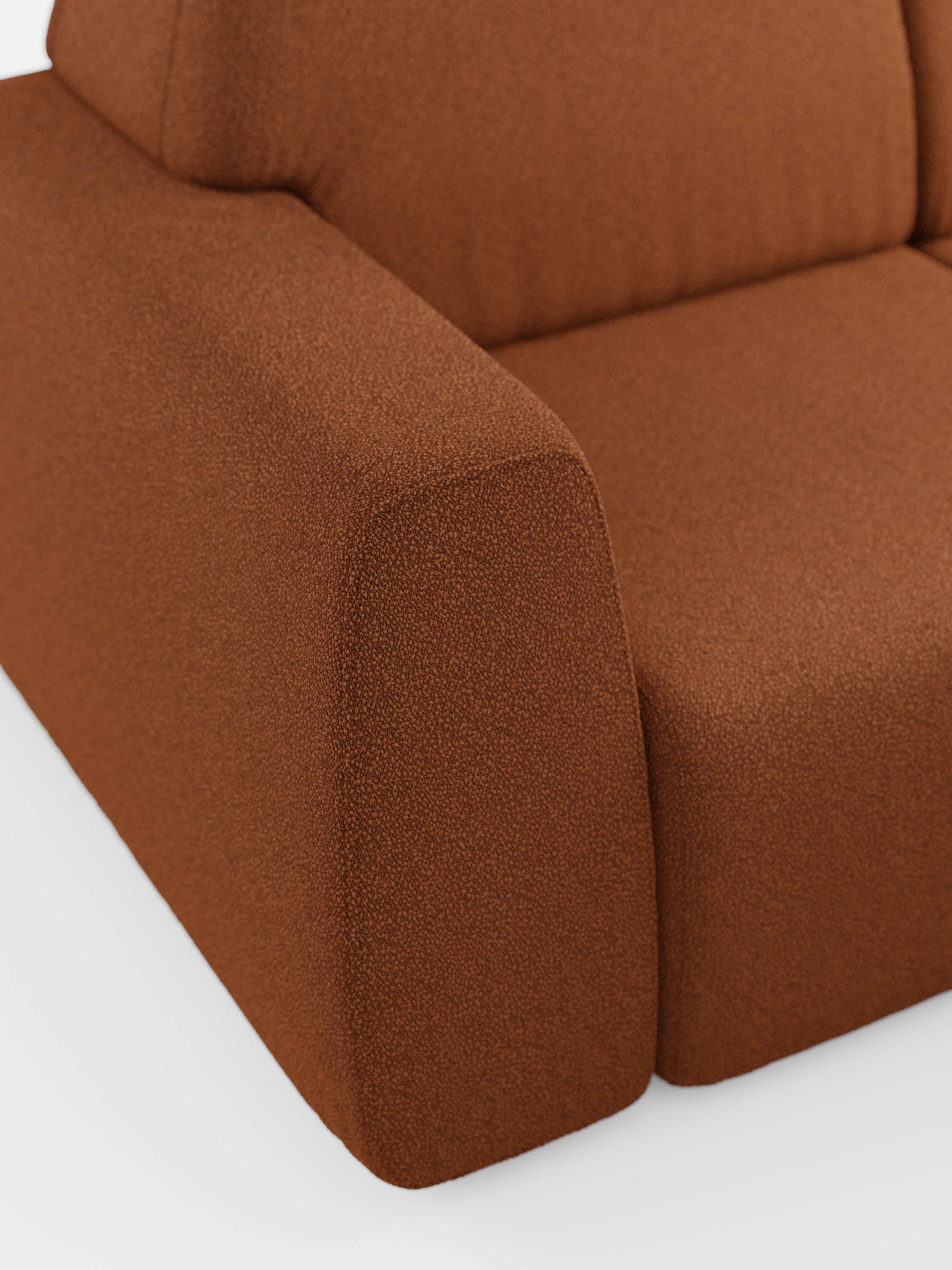 Primo piano del divano angolare Orbit con penisola reversibile e tutte le sedute allungabili di Divani.Store, con particolare attenzione al bracciolo e al cuscino della seduta. Il tessuto smacchiabile effetto cotone T33 presenta un aspetto morbido e strutturato che ricorda i modelli di alta gamma. Su uno sfondo bianco, l’immagine mette in risalto l’estetica moderna e minimalista del divano e le sue linee pulite.