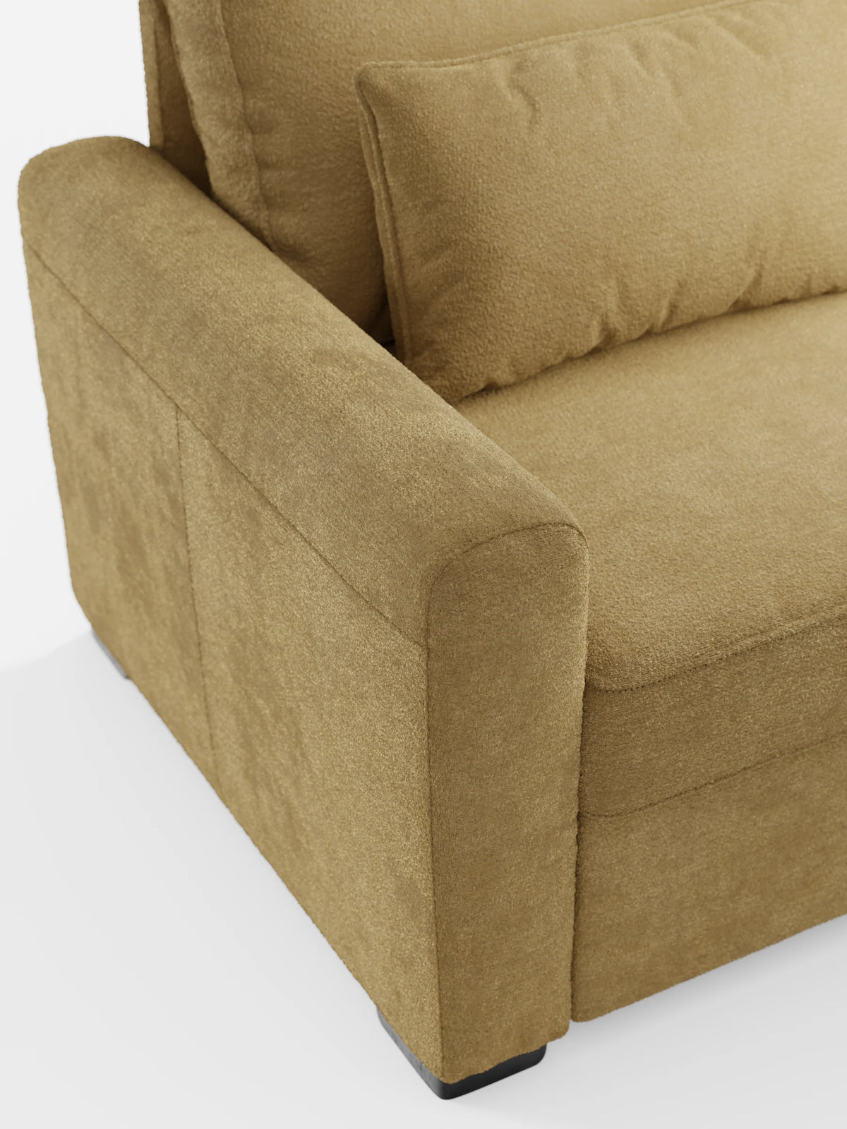 Un primo piano di un divano letto Ottaviano beige con finitura testurizzata e contenitore estraibile - penisola reversibile e contenitore in tessuto materico smacchiabile, caratterizzato da un ampio bracciolo e da un cuscino dello schienale abbinato, su uno sfondo bianco a tinta unita.