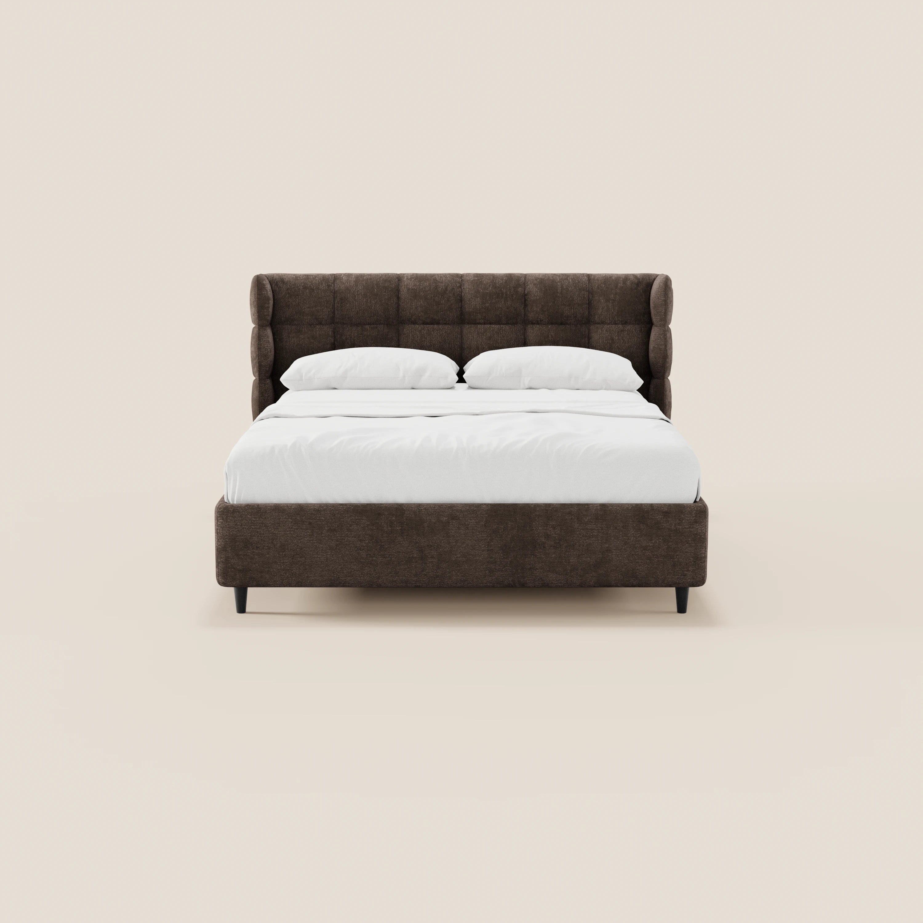 Il letto imbottito RAGNAR con contenitore e testiera capitonné avvolgente di Letti.store, realizzato in elegante tessuto certificato Oeko-Tex®, è presentato in marrone scuro su sfondo beige chiaro, con lenzuola, coperte e cuscini bianchi.