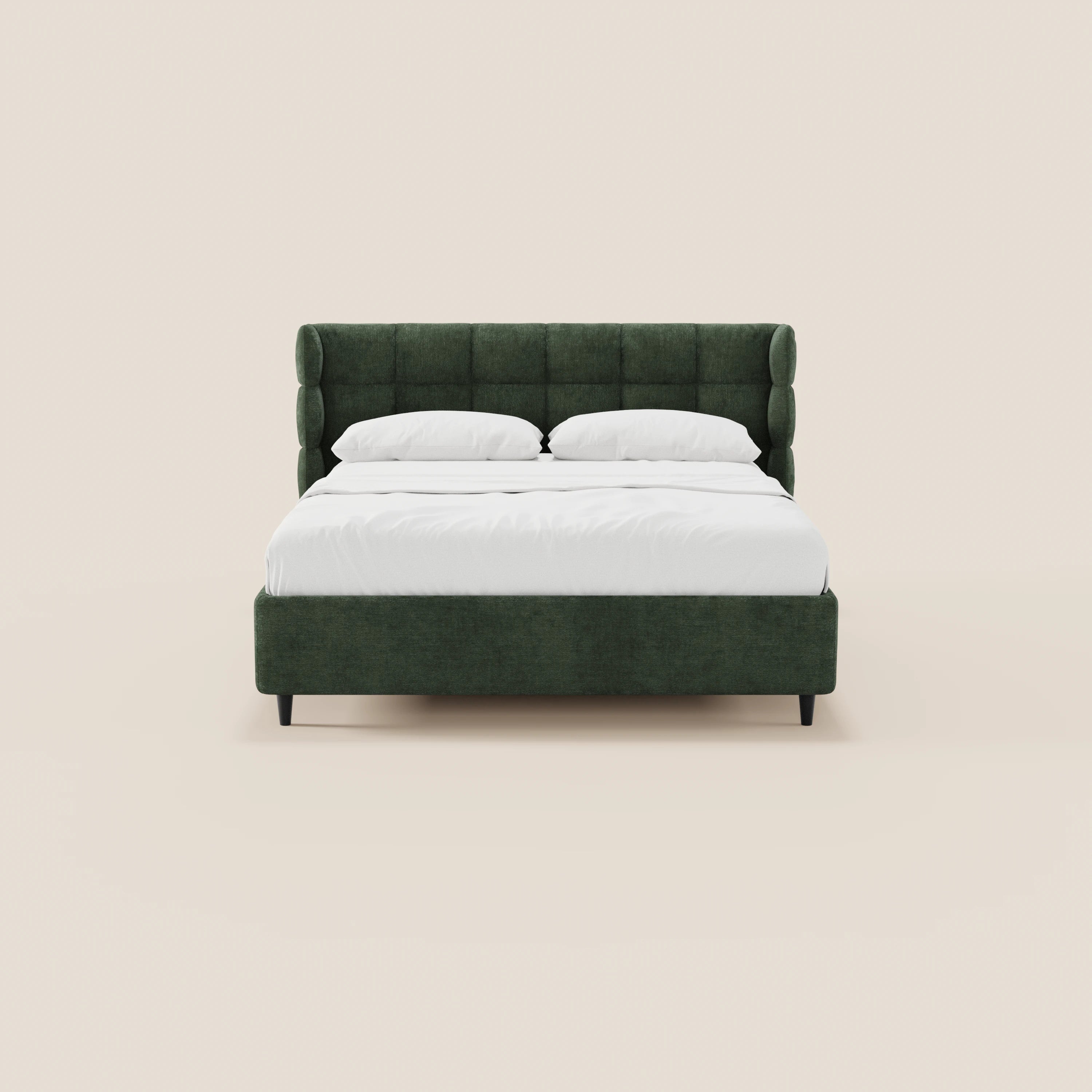 Il letto imbottito RAGNAR di Letti.store presenta una testiera e una struttura capitonné trapuntate di colore verde scuro, biancheria da letto bianca e due cuscini bianchi, raffigurati di fronte su uno sfondo beige chiaro a tinta unita. Rivestito in tessuto certificato Oeko-Tex®.