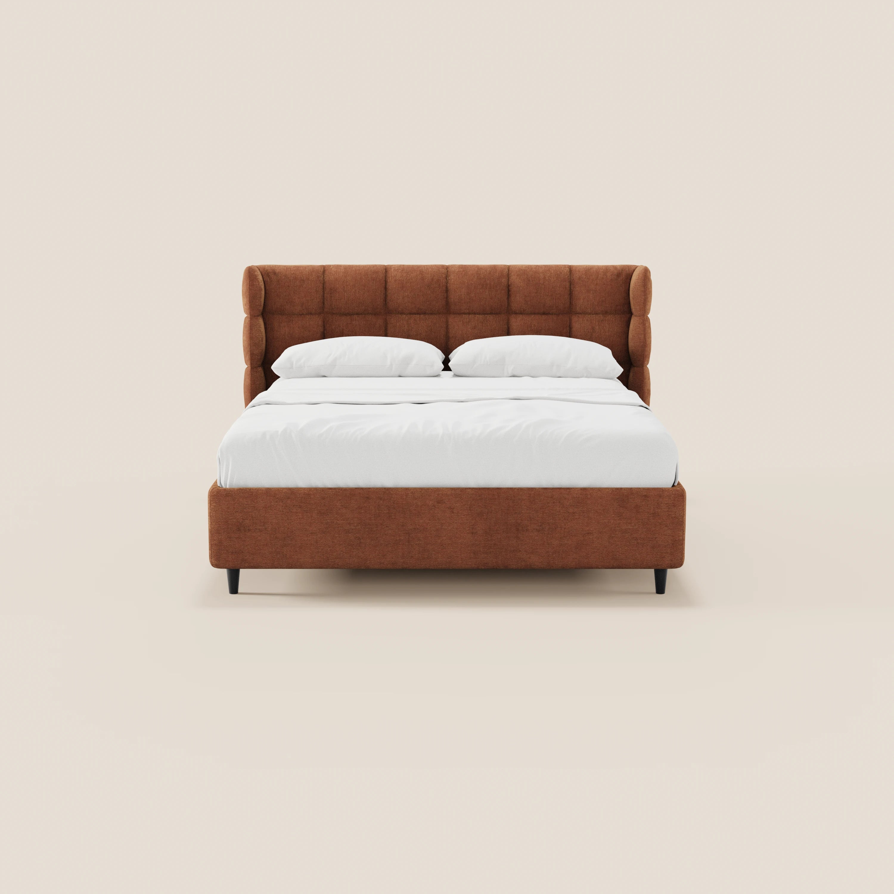 Il letto imbottito RAGNAR di Letti.store, dotato di un vano contenitore e di una testiera avvolgente capitonné in tessuto certificato Oeko-Tex®, è posizionato al centro di una stanza dai toni beige chiaro, con biancheria da letto di un bianco brillante e due cuscini, per un look moderno.