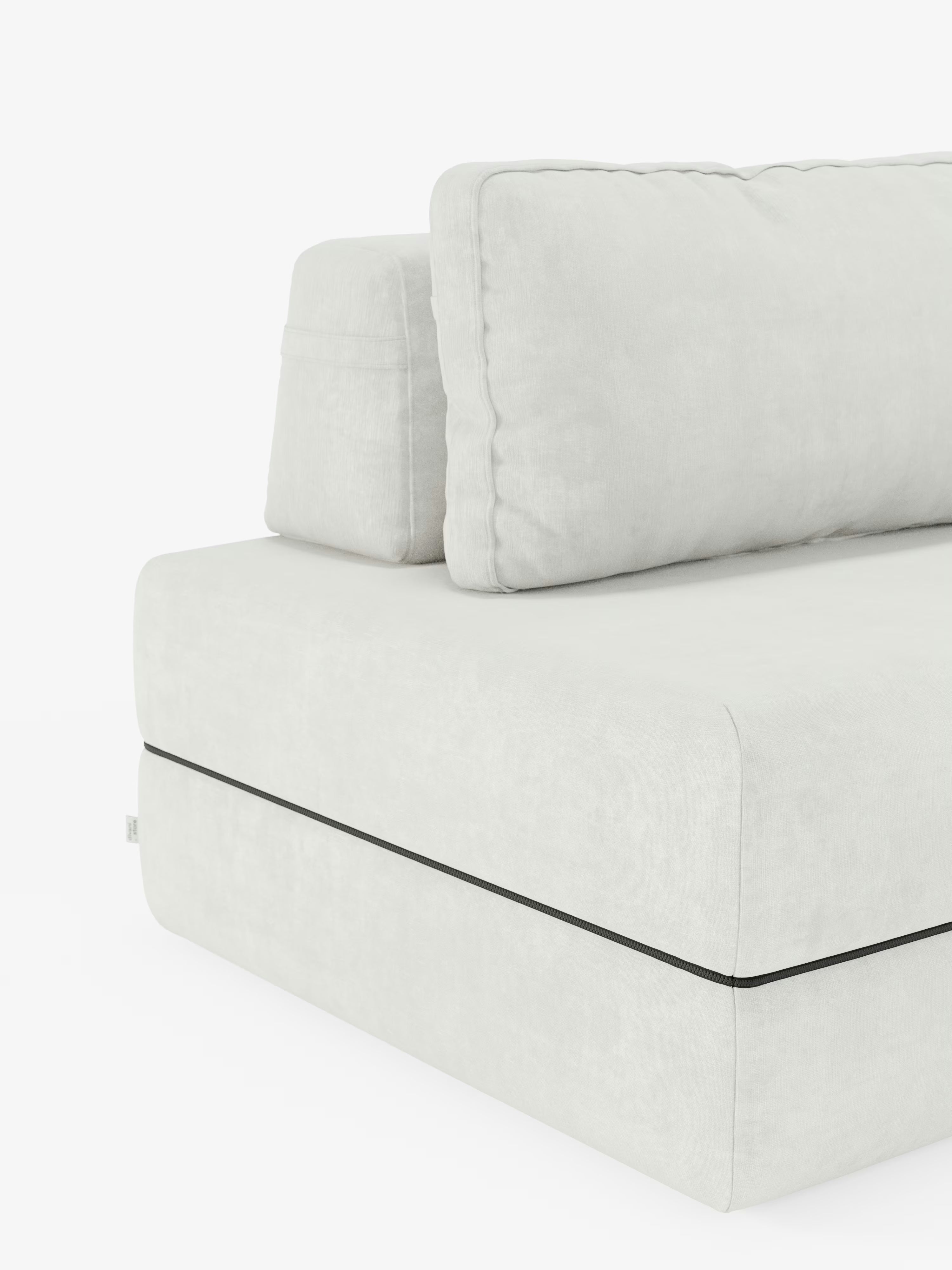 Un primo piano della poltrona letto Rift con materasso alto 24 cm e memory foam di Divani.Store ne mette in risalto la moderna finitura imbottita bianca, con un morbido cuscino dello schienale rimovibile e una silhouette minimalista. Le linee pulite del divano e la sottile cucitura nera lungo la base risaltano sullo sfondo bianco, mentre il tessuto smacchiabile T31 conferisce un’eleganza versatile a questo innovativo design di poltrona letto.