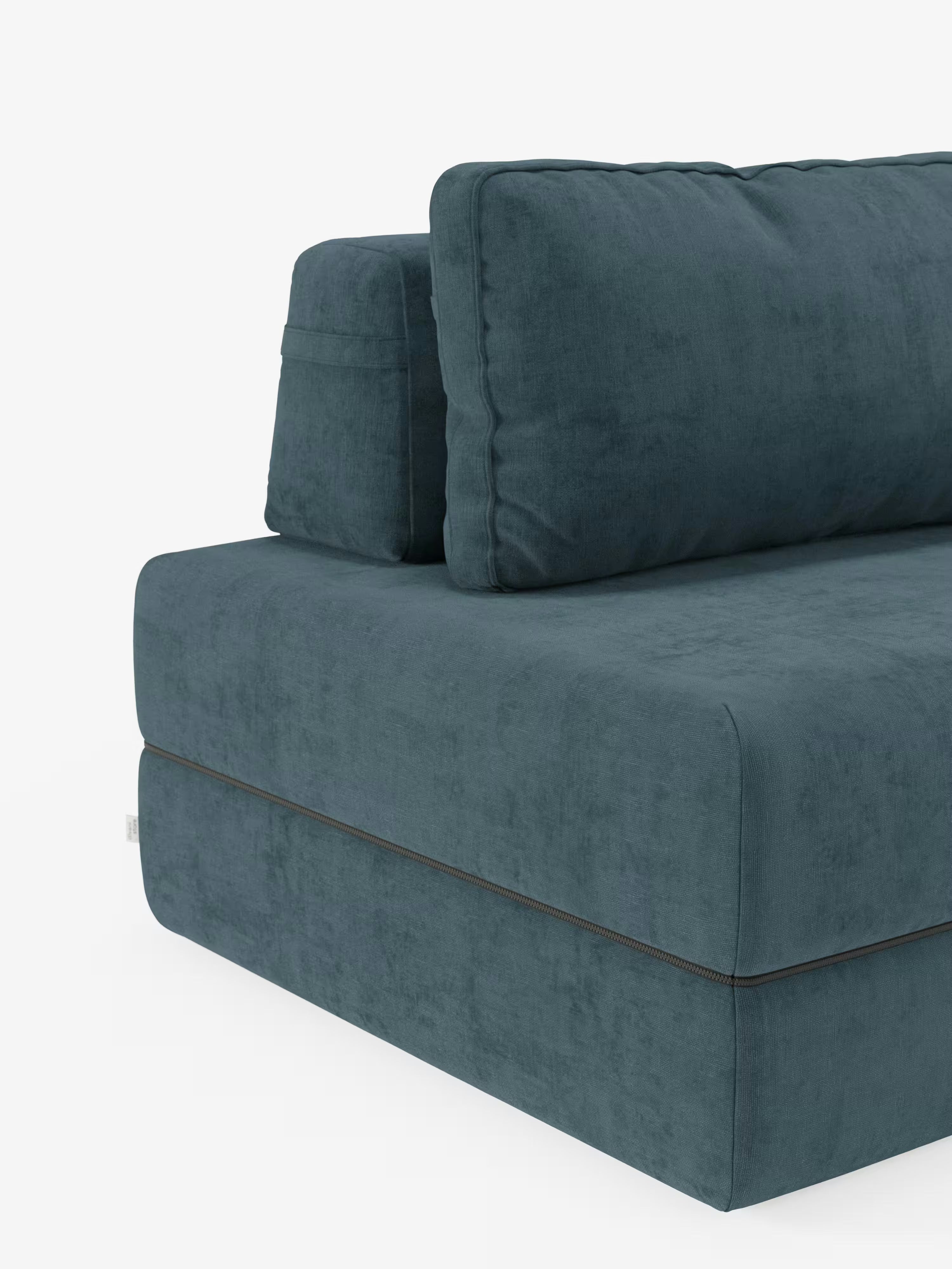 Un divano componibile contemporaneo in velluto: la poltrona letto Rift con materasso alto 24 cm e memory foam di Divani.Store, è raffigurata in una tonalità di verde acqua intenso vista di profilo. Il divano presenta cuscini di seduta e schienale spessi e morbidi, dalle linee pulite e dritte e con cuciture minime, che richiamano l’innovativo design italiano. Su uno sfondo bianco, lo schienale reclinabile e il tessuto T31 antimacchia ne esaltano sia lo stile che la praticità.