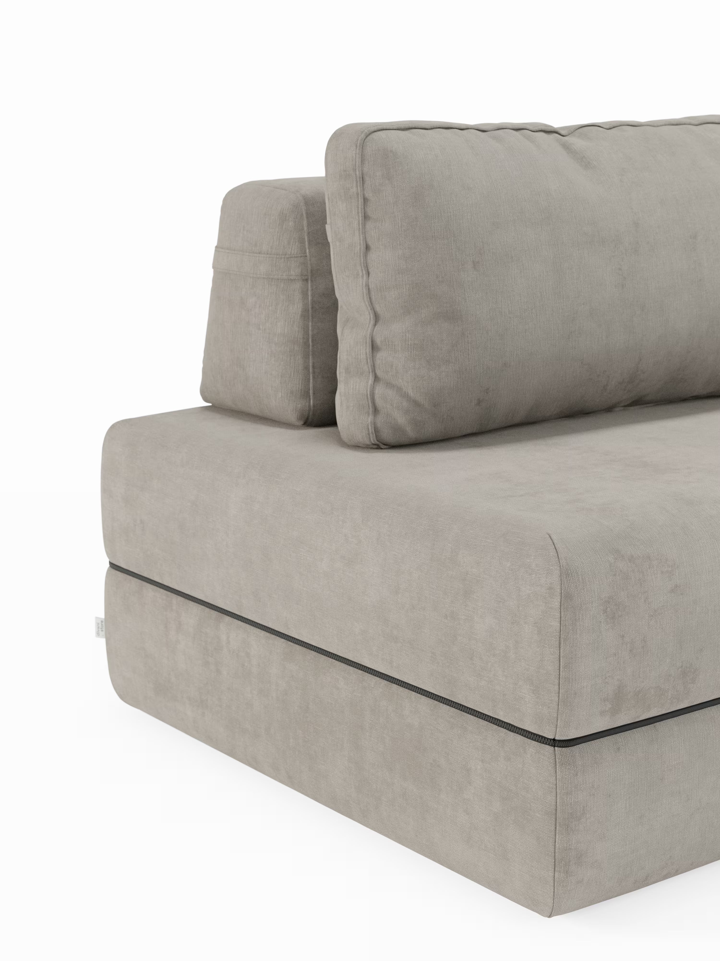 Primo piano della poltrona letto Rift di Divani.Store, rivestita in morbido tessuto T31 resistente alle macchie e dalla trama delicata. La seduta, spessa e morbida, è dotata di un materasso in memory foam alto 22 cm e di uno schienale mobile simile a un cuscino. Con le sue linee raffinate e il design minimalista, questo divano letto emana un fascino contemporaneo sullo sfondo bianco.