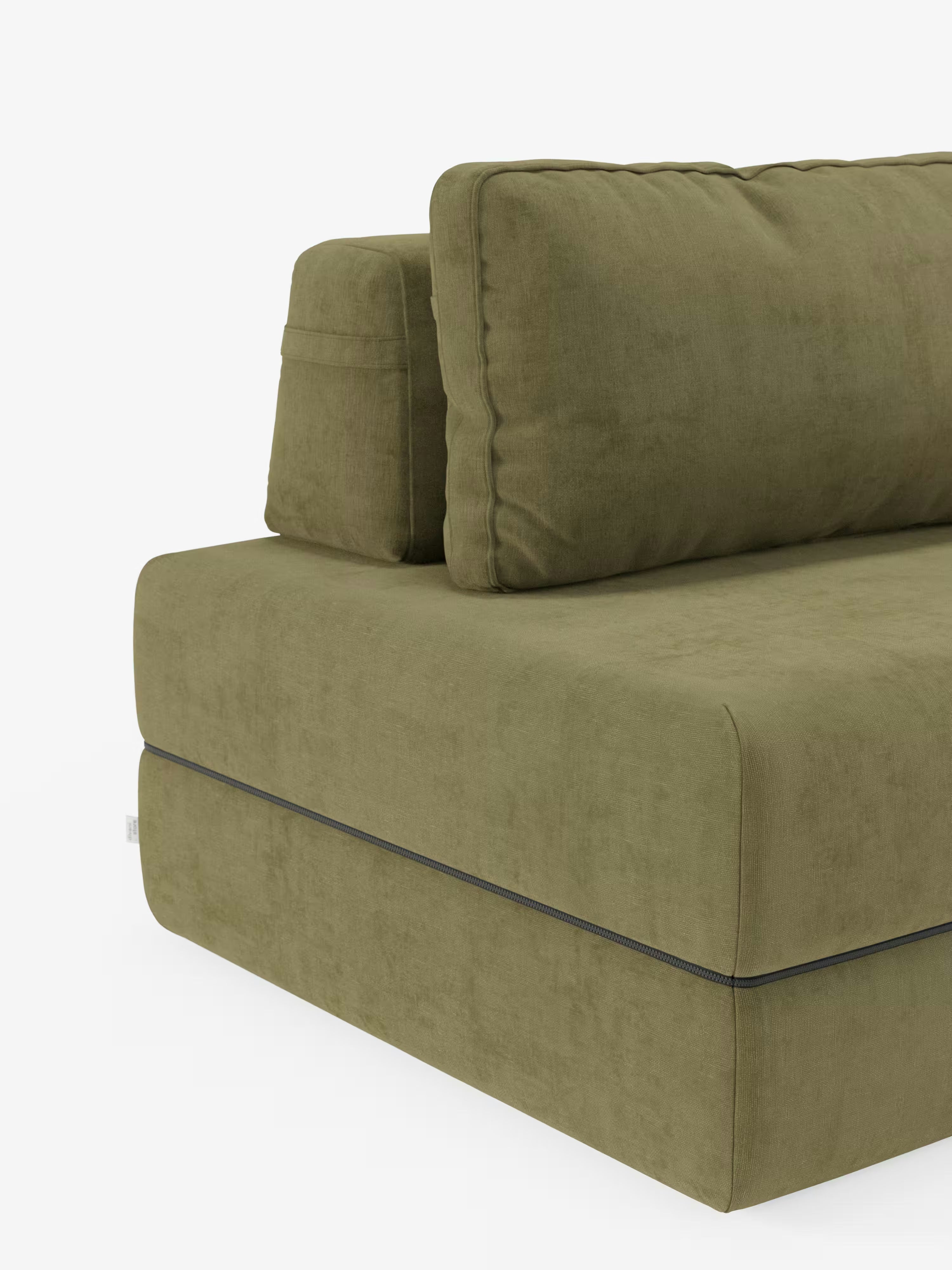 Un primo piano del moderno divano letto Rift di Divani.Store, rivestito in tessuto T31 verde oliva, antimacchia. Questo divano letto presenta morbidi cuscini di seduta e schienale, linee pulite, una texture liscia e cuciture orizzontali a vista. Il materasso in memory foam extra alto da 24 cm e lo schienale regolabile ne aumentano la funzionalità, mentre lo sfondo bianco a tinta unita ne esalta il colore e i dettagli di design.