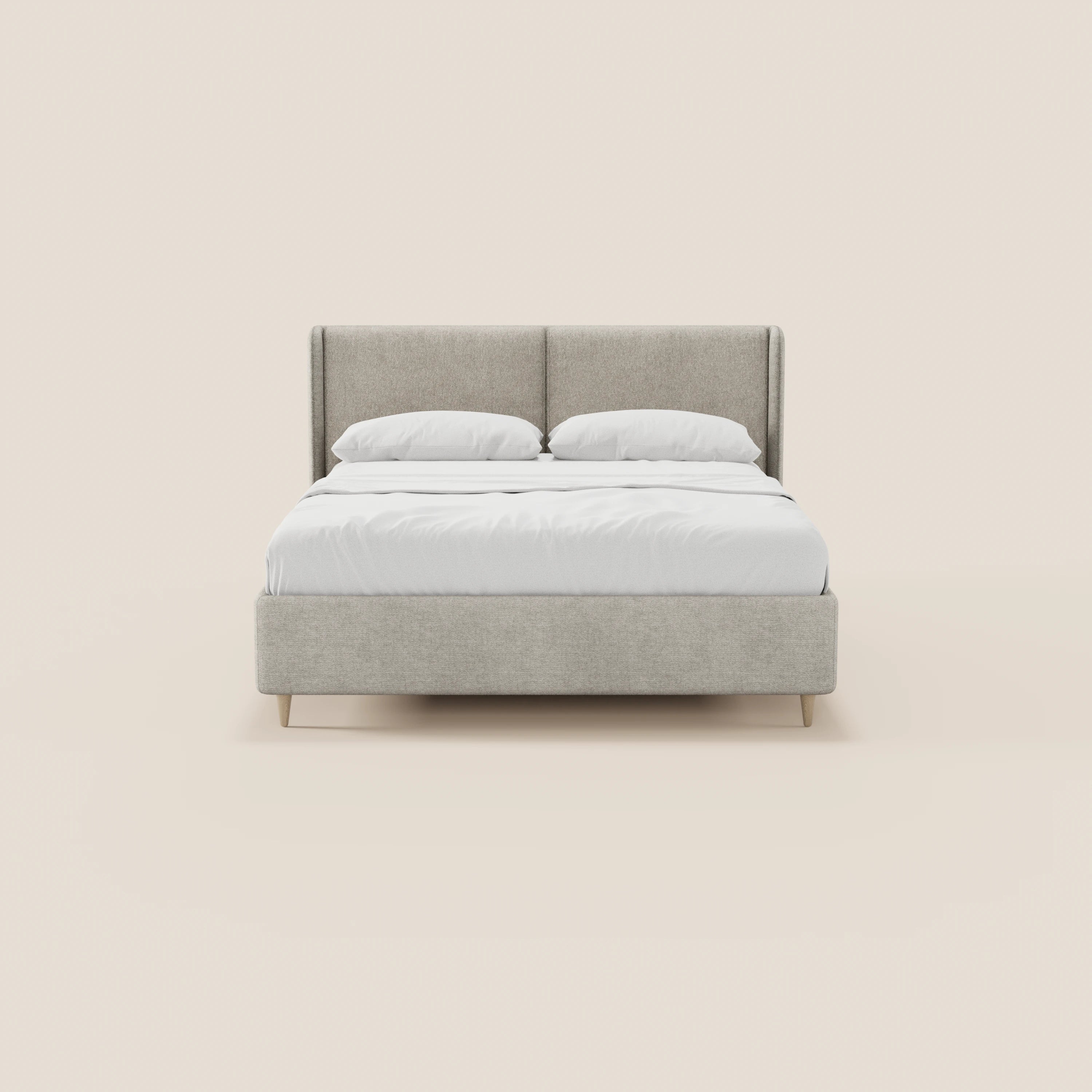 Il letto imbottito bicolore VALKIRIA di Letti.store presenta una testiera imbottita ricurva, una base contenitiva ed eleganti gambe in legno; è raffigurato con biancheria da letto e cuscini bianchi in un ambiente minimalista su uno sfondo beige a tinta unita.