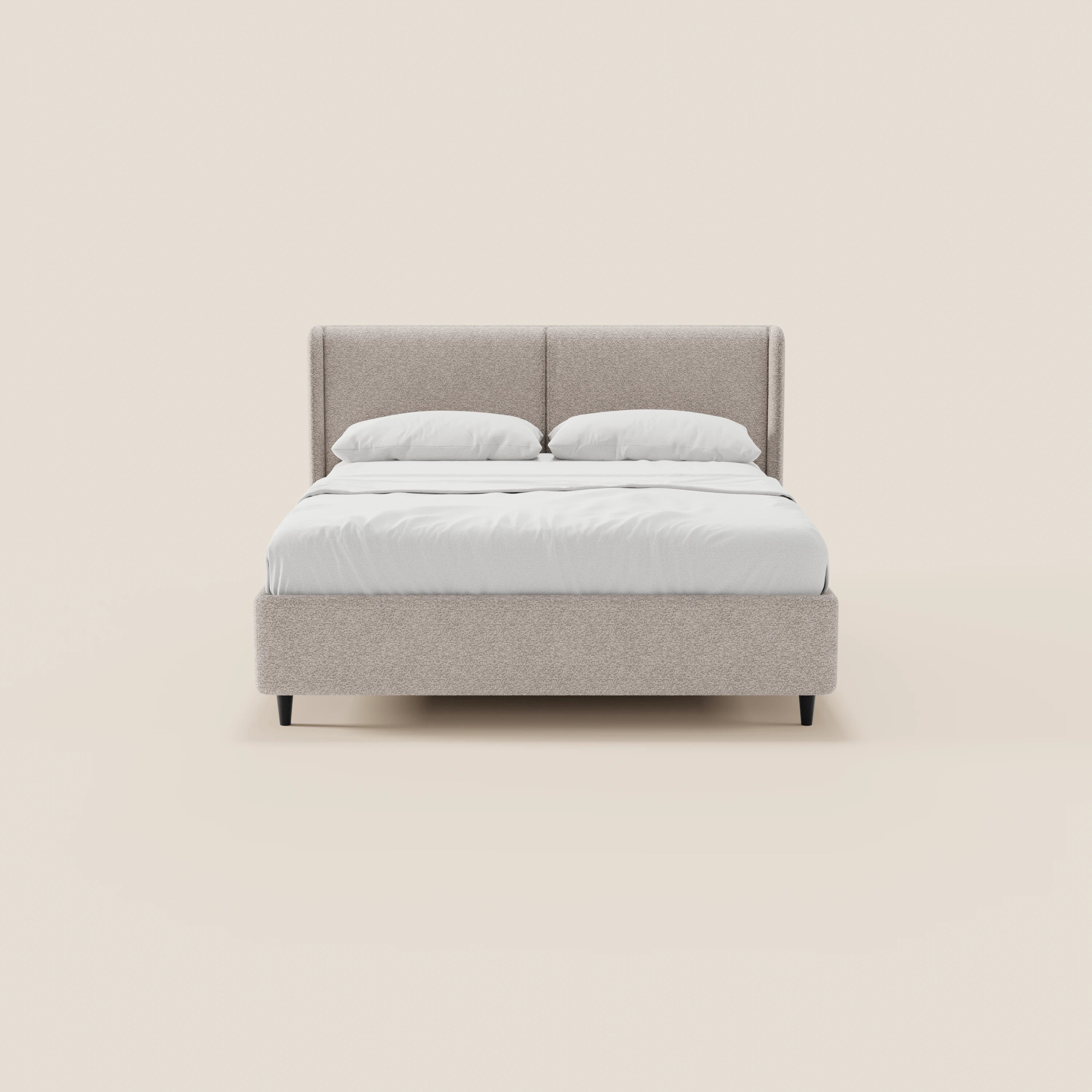 Il letto di design VALKIRIA di Letti.store presenta una testiera e una struttura in tessuto beige chiaro certificato Oeko-Tex®, due cuscini imbottiti, gambe nere e un vano contenitore integrato, per un look minimalista e contemporaneo su uno sfondo beige chiaro.