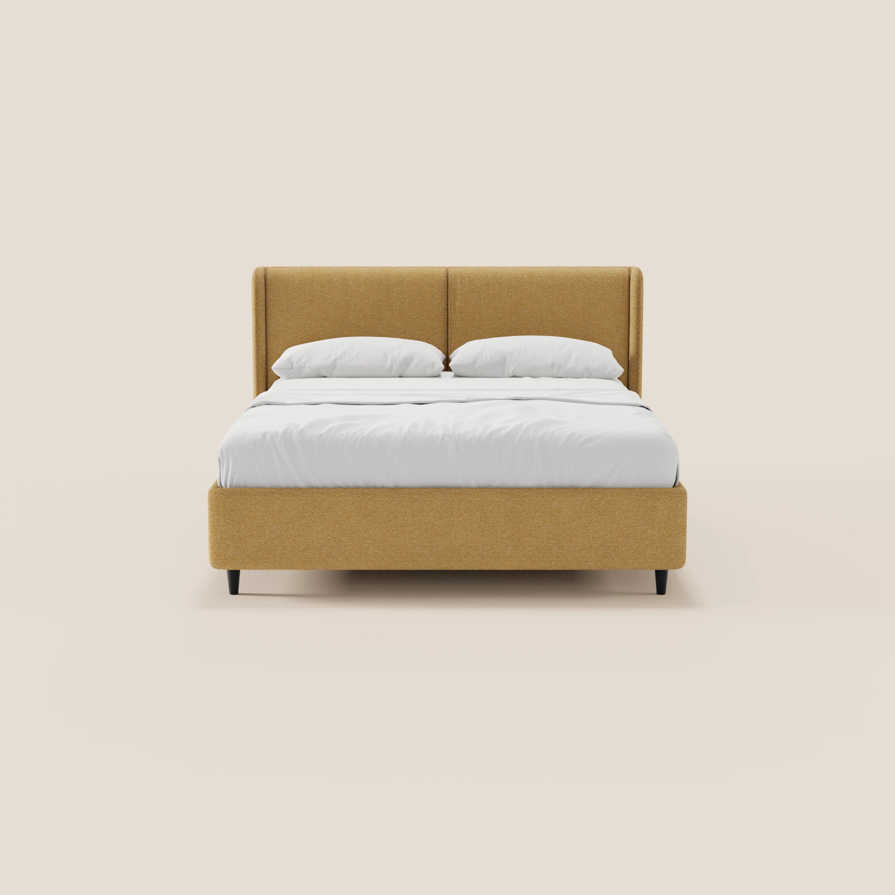 Il letto di design VALKIRIA di Letti.store è caratterizzato da un tessuto giallo senape certificato Oeko-Tex®, una testiera alta e avvolgente con 2 cuscini imbottiti, biancheria da letto e cuscini bianchi, sottili gambe nere e un contenitore, il tutto raffigurato su uno sfondo beige chiaro.