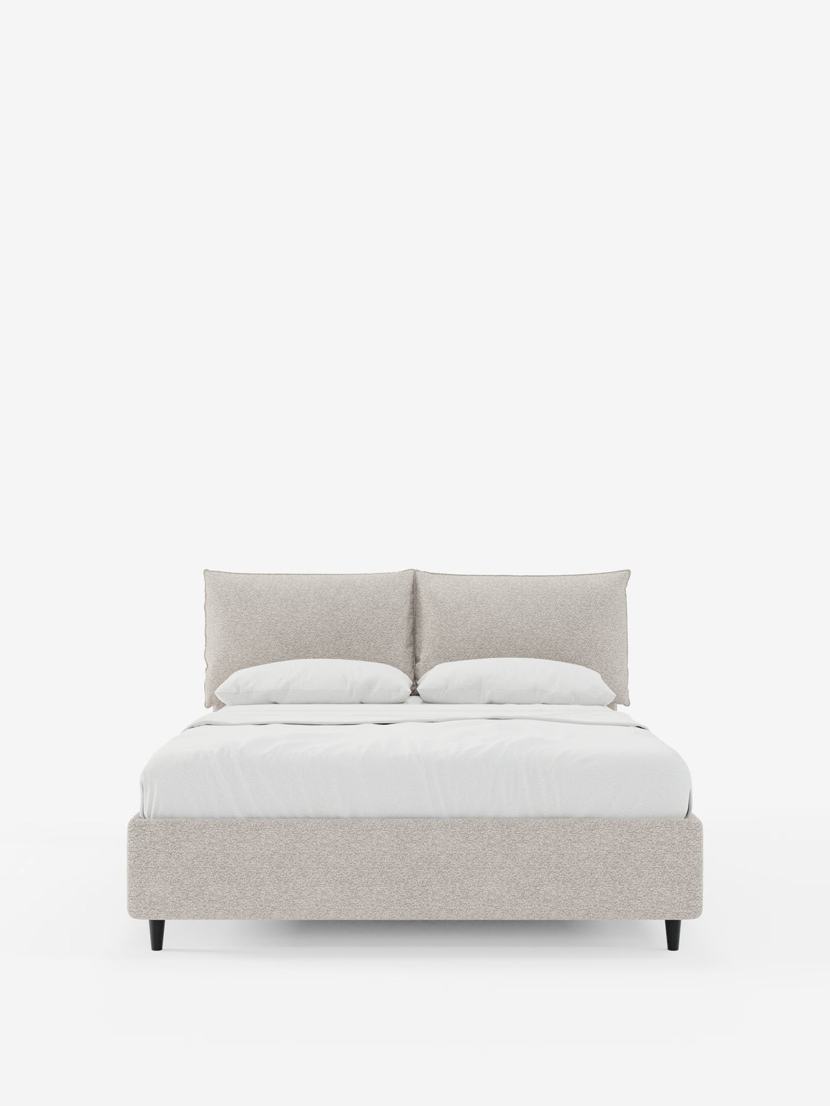 Vi presentiamo il letto imbottito ZAYRON con contenitore e morbidi cuscini regolabili di Letti.store: un letto moderno e minimalista, realizzato con tessuto certificato Oeko-Tex®, con struttura e testiera rivestite in beige chiaro. È dotato di due grandi cuscini regolabili abbinati, due cuscini decorativi più piccoli e biancheria da letto di un bianco brillante, il tutto sostenuto da corte gambe nere che risaltano su uno sfondo bianco pulito.