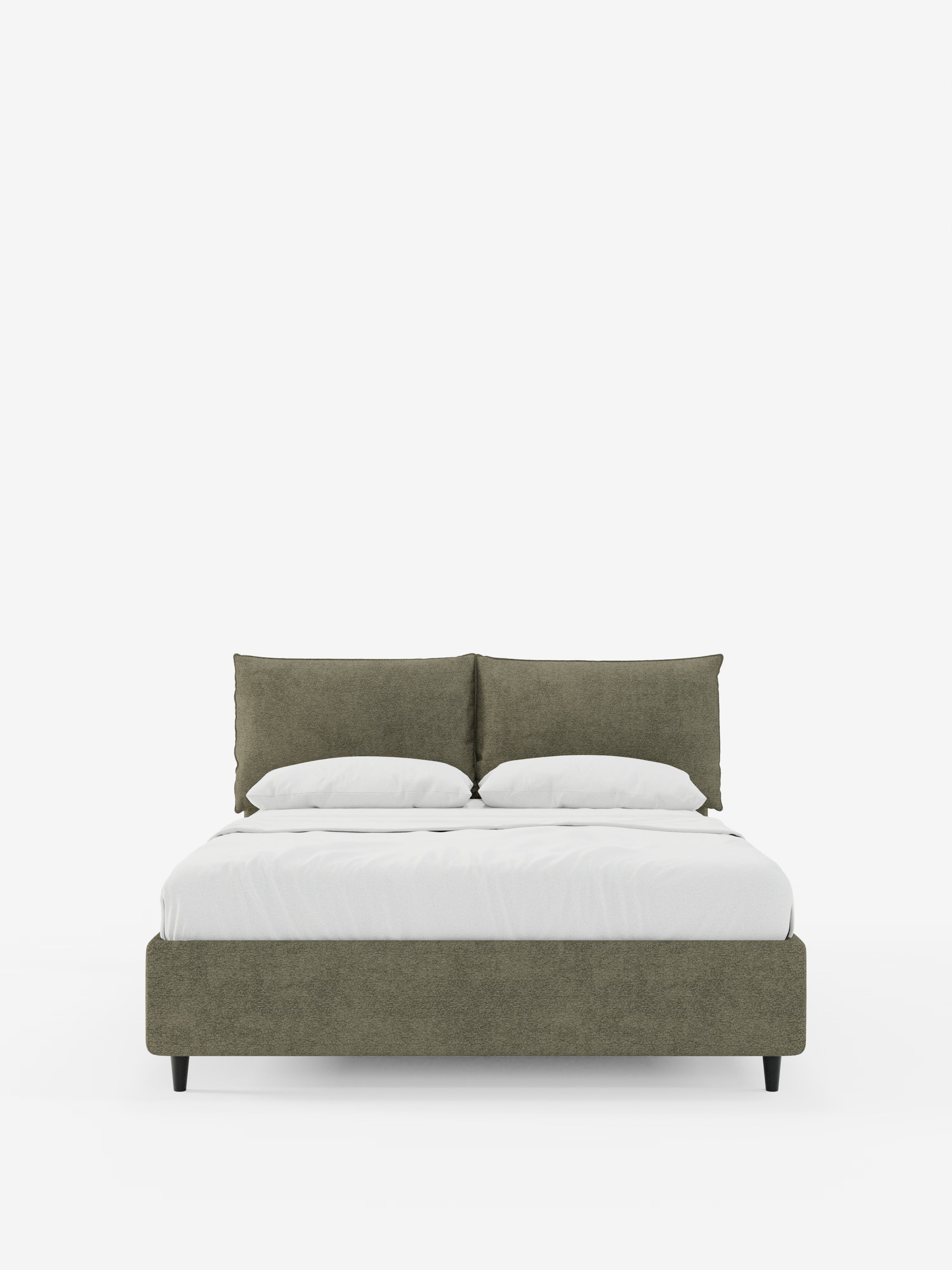 Un letto imbottito ZAYRON con contenitore e morbidi cuscini regolabili di Letti.store, rivestito in tessuto certificato Oeko-Tex®, spicca su uno sfondo bianco a tinta unita. Il letto verde presenta gambe nere angolate, due grandi cuscini coordinati e due cuscini bianchi più piccoli. Rifinito con cura con un lenzuolo bianco immacolato, il suo design moderno e minimalista è completato da cuscini di testata regolabili per un comfort personalizzabile.