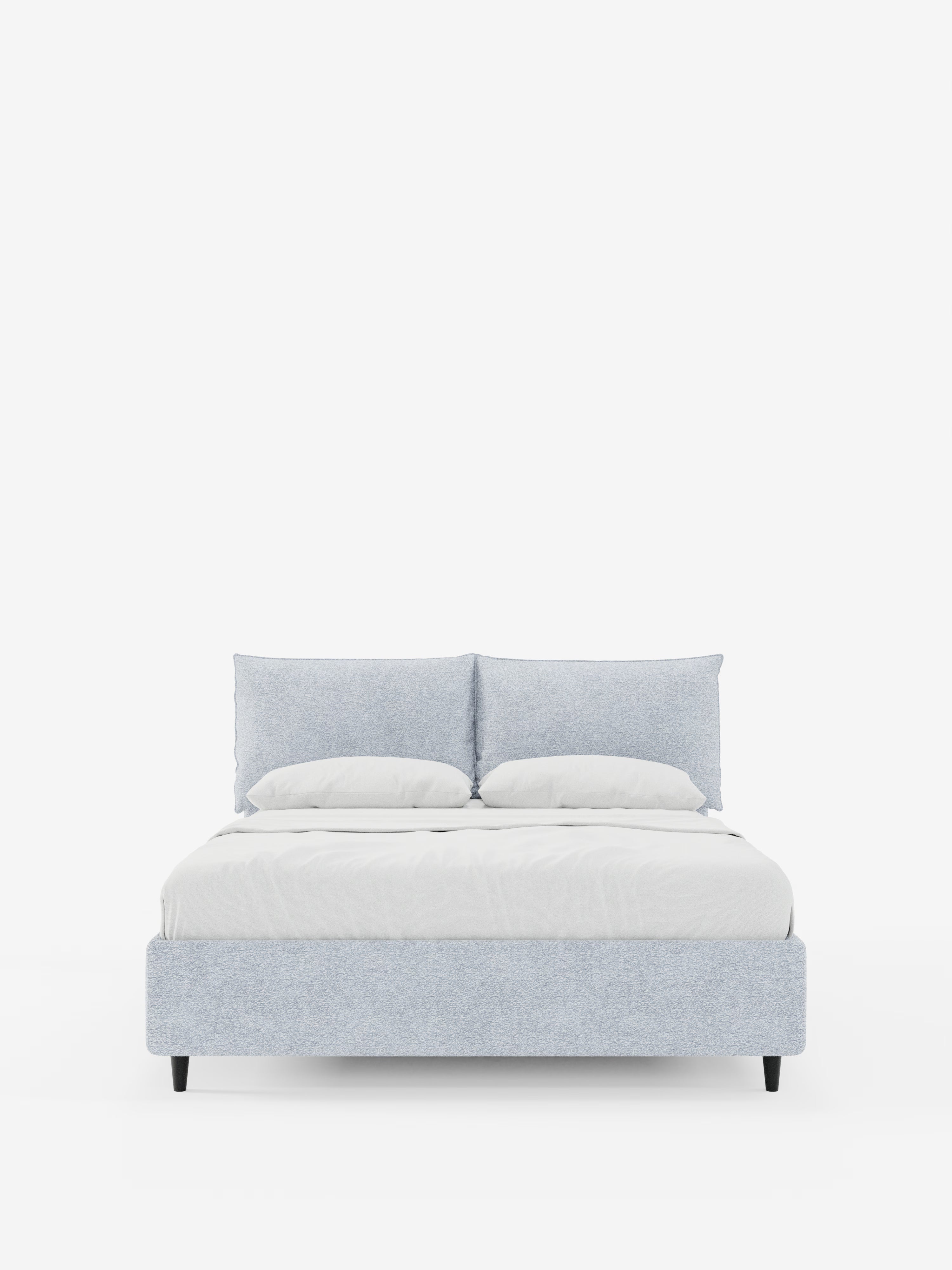 Un moderno letto imbottito ZAYRON con contenitore di Letti.store, rivestito in tessuto azzurro certificato Oeko-Tex®, dotato di due grandi cuscini abbinati regolabili e biancheria da letto bianca. Il letto è raffigurato di fronte su uno sfondo bianco a tinta unita, che mette in risalto le sue semplici gambe nere e il design pulito e minimalista.