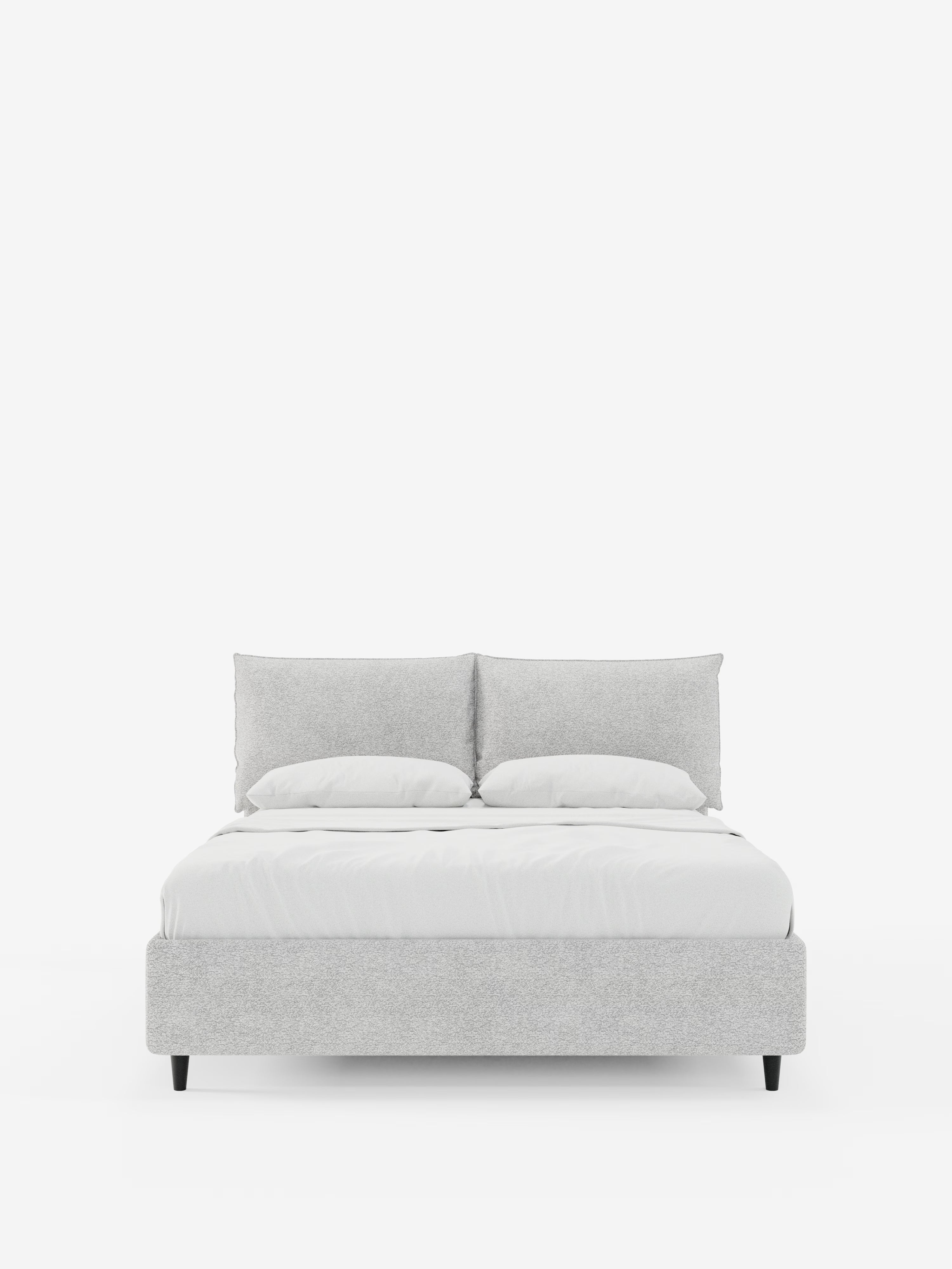 Un moderno letto imbottito ZAYRON con contenitore di Letti.store, caratterizzato da un design minimalista in tessuto grigio chiaro certificato Oeko-Tex®, con testiera e base imbottite, due morbidi cuscini regolabili e biancheria da letto bianca. Il letto è sostenuto da corte gambe nere ed è presentato su uno sfondo bianco a tinta unita per un look pulito e contemporaneo.