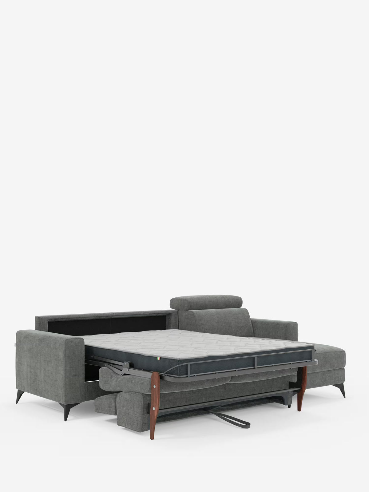 Il divano letto angolare Pegaso di Divani.Store è raffigurato aperto, mostrando il letto estraibile con materasso sottile. Rivestito in tessuto jacquard T22 facile da pulire, questo moderno divano letto grigio presenta braccioli squadrati, gambe in legno scuro, poggiatesta reclinabili e una pratica chaise longue contenitore per riporre comodamente gli oggetti. Il divano è posizionato su uno sfondo bianco a tinta unita.