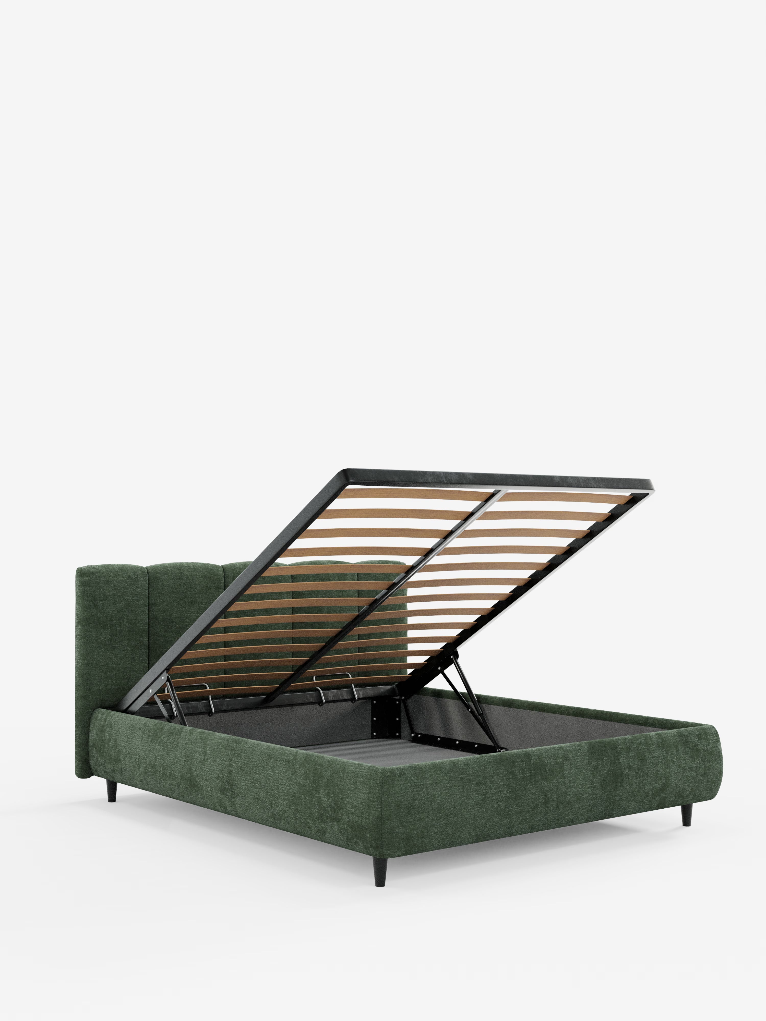 Vi presentiamo ARKAM di Letti.store, un letto imbottito in tonalità verde caratterizzato da una testiera alta con cuciture verticali e da eleganti gambe nere. La rete a doghe si solleva per rivelare un ampio vano contenitore sotto il letto, che unisce la praticità a un elegante stile shabby chic, realizzato in tessuto certificato Oeko-Tex®. Il tutto su uno sfondo bianco a tinta unita.