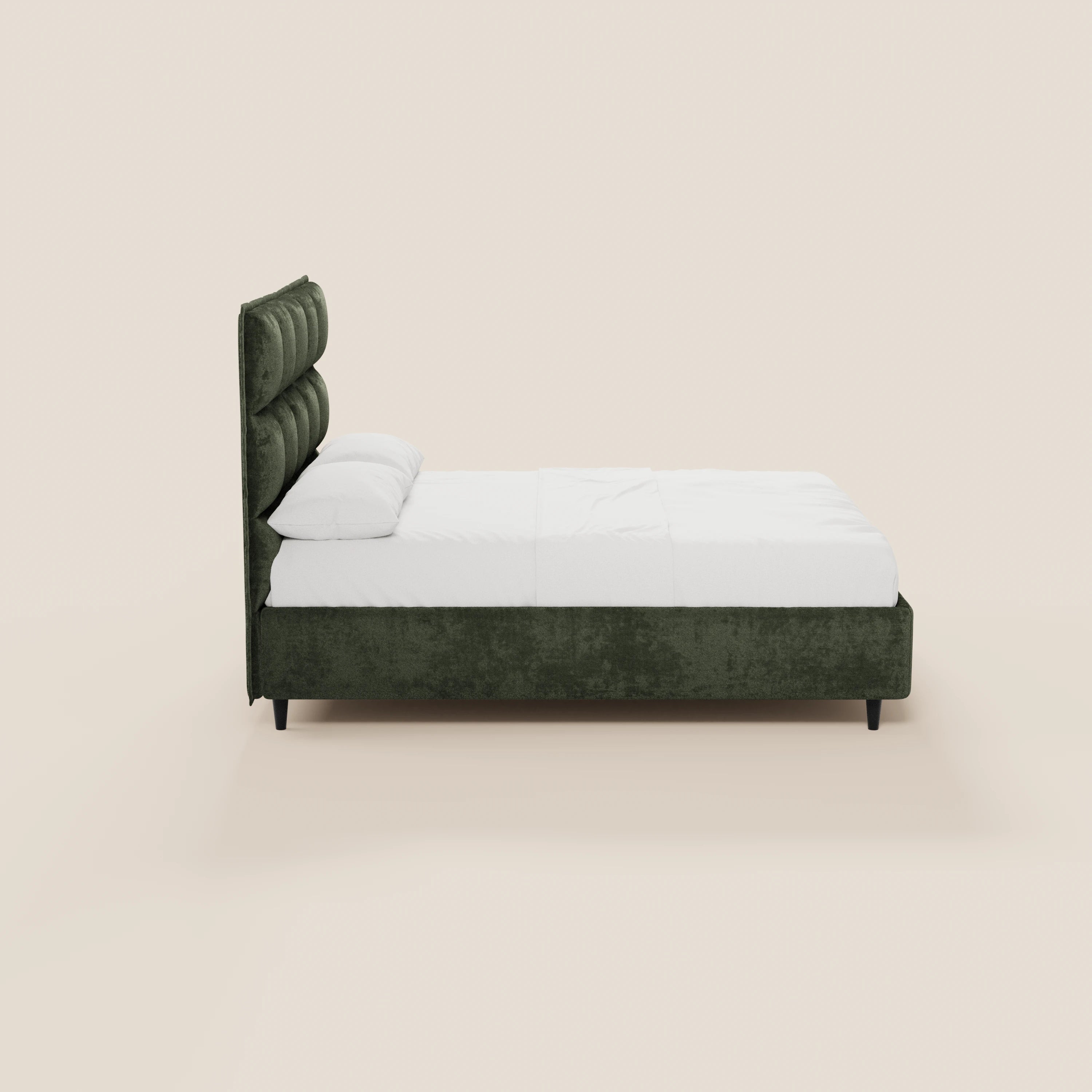 Una vista laterale del letto imbottito AURO di Letti.store con contenitore, caratterizzato da una testiera e da una struttura in ciniglia verde scuro certificata Oeko-Tex® con capitonné alto. Il letto è rifatto con cura con biancheria da letto bianca, su uno sfondo beige chiaro a tinta unita.