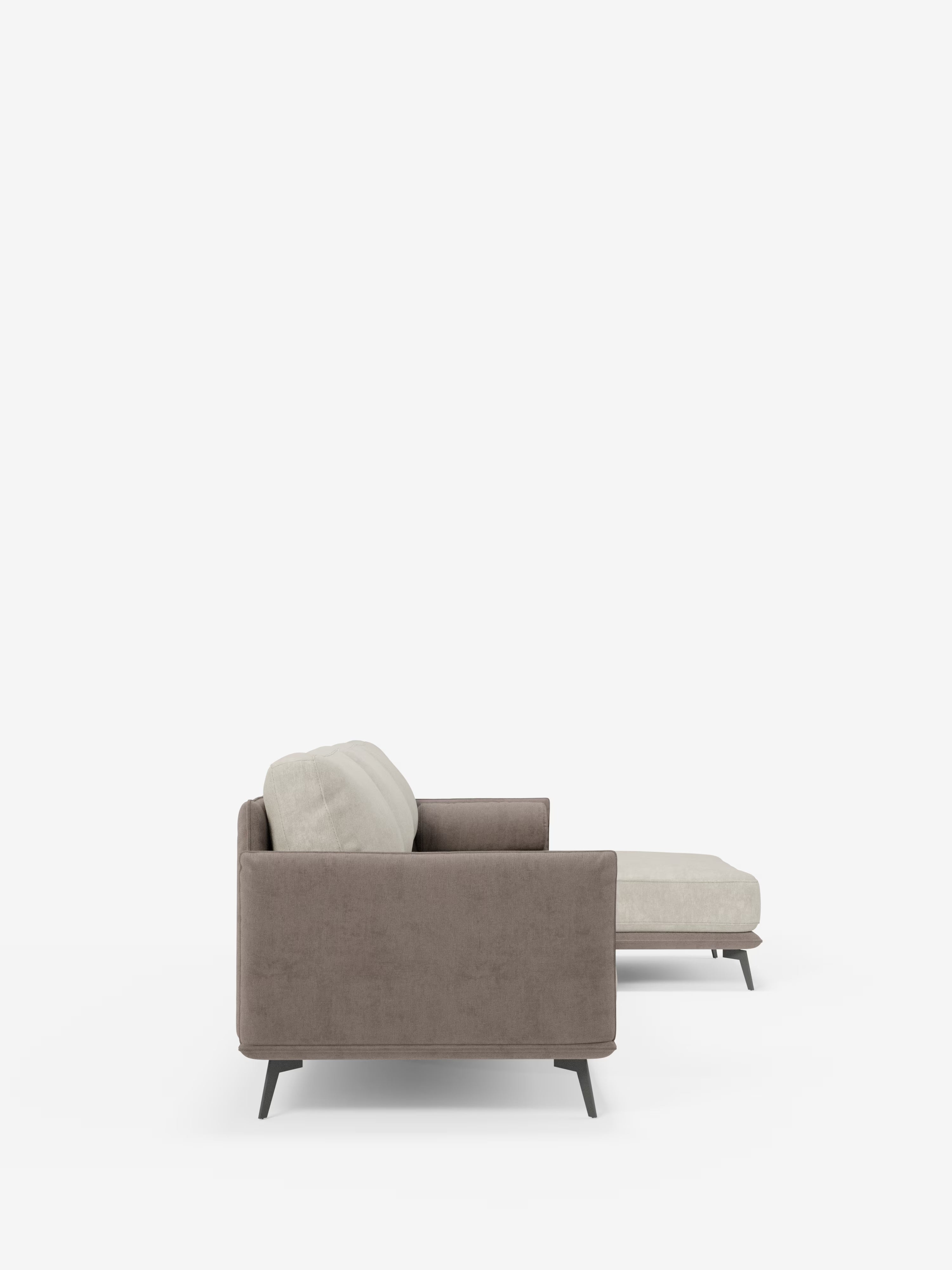 Vista laterale del divano angolare bicolore Basalto con penisola e base in metallo di Divani.Store. La struttura è rivestita in tessuto smacchiabile T31 soft-touch color marrone chiaro, con cuscini di colore beige più chiaro sulla seduta e sullo schienale, imbottiti in piuma per un maggiore comfort. Il divano poggia su gambe corte e angolate in metallo nero ed è presentato su uno sfondo bianco a tinta unita.
