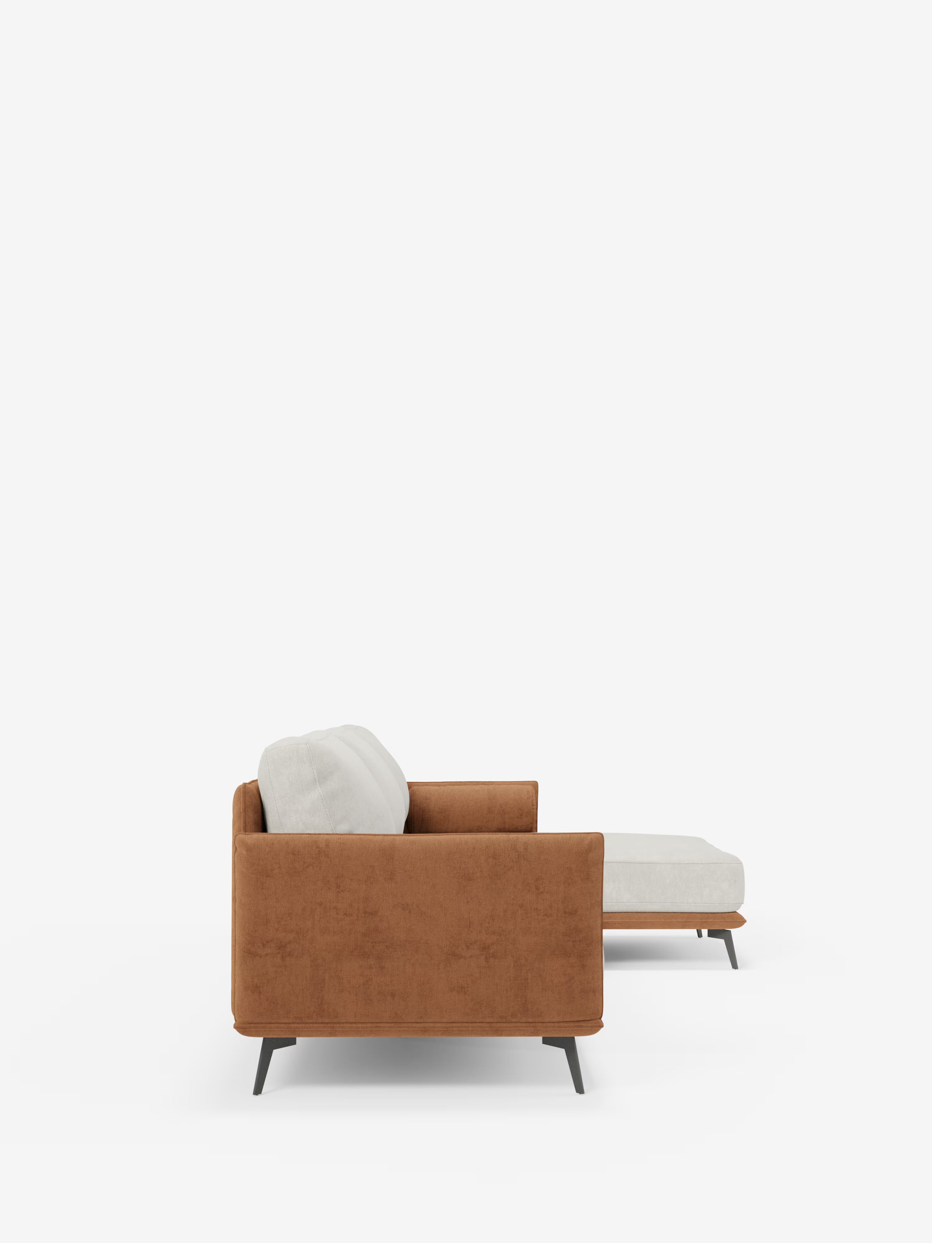 Vista laterale del divano angolare bicolore Basalto con penisola e base in metallo di Divani.Store, caratterizzato da una moderna struttura imbottita marrone, un unico cuscino dello schienale beige chiaro e una chaise longue beige abbinata in stile penisola. Questo divano è caratterizzato da gambe angolari minimaliste in metallo nero, linee pulite, un pratico rivestimento in tessuto smacchiabile T31 sfoderabile e morbidi schienali in piuma. Presentato su uno sfondo bianco a tinta unita.