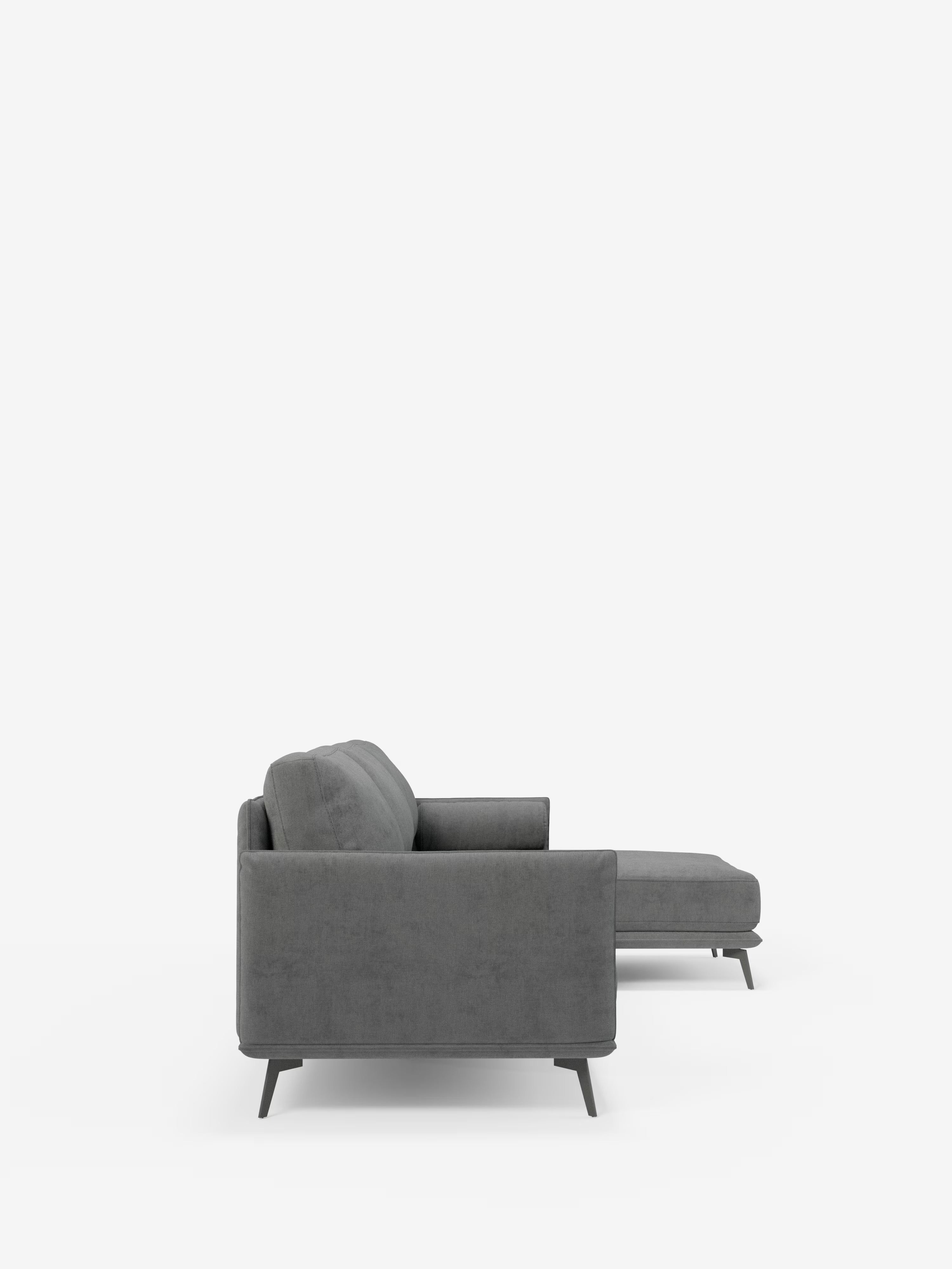 Una vista laterale del divano moderno angolare con penisola "Basalto" di Divani.Store, presentato in un tessuto grigio moderno (T31 smacchiabile), con chaise longue a destra. Questo divano contemporaneo presenta una silhouette squadrata, una base angolare in metallo nero e morbidi cuscini dello schienale e della seduta imbottiti in piuma, il tutto su uno sfondo bianco a tinta unita.