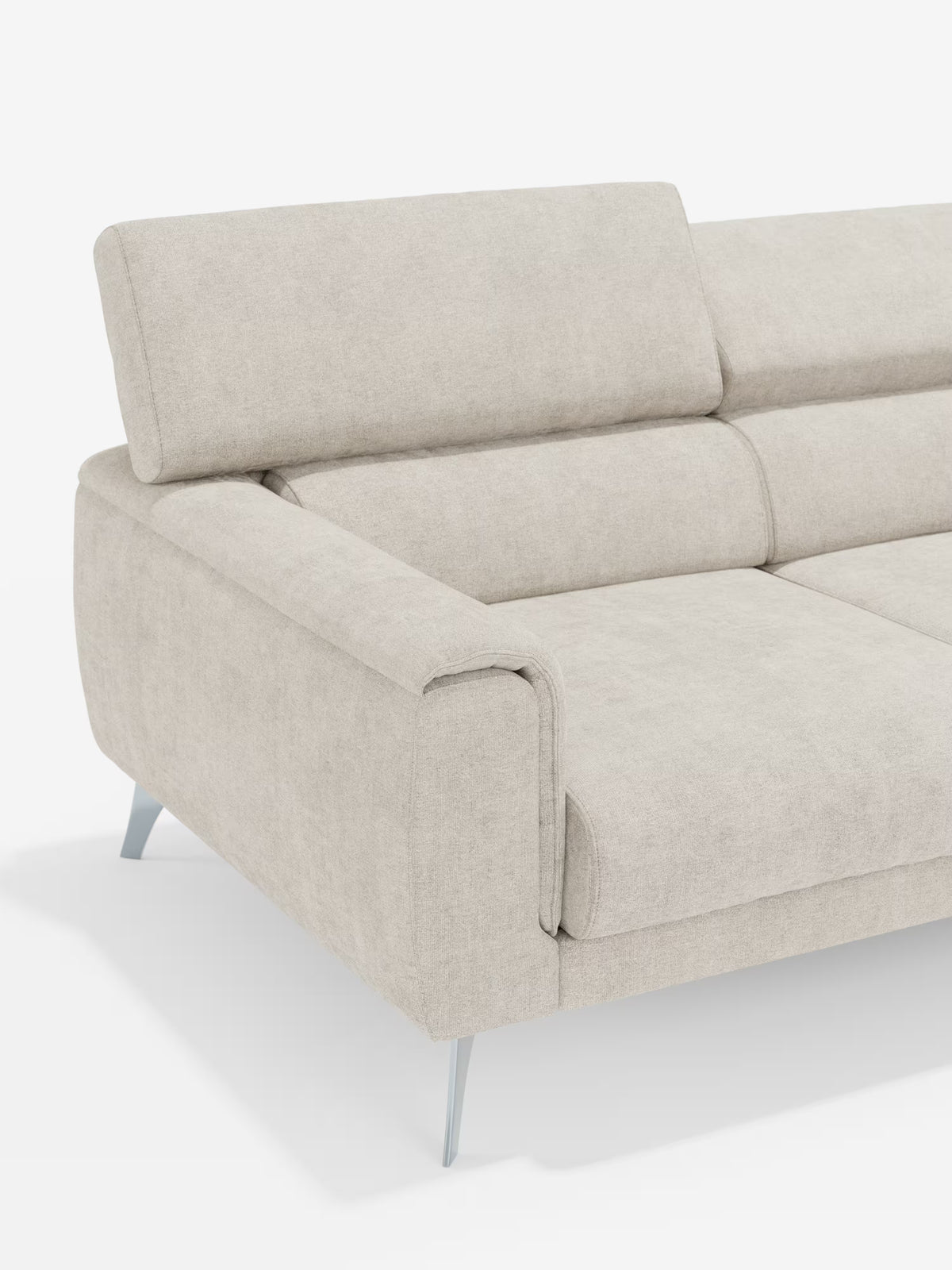 Il divano angolare Caravaggio con penisola e sedute scorrevoli in tessuto smacchiabile T31 di Divani.Store si caratterizza per un moderno tessuto beige dalle linee eleganti, un poggiatesta regolabile, ampi braccioli e gambe angolari in metallo. Ripreso in primo piano su uno sfondo bianco a tinta unita, il rivestimento morbido e strutturato ne esalta il fascino contemporaneo, perfettamente completato dalla versatile chaise longue che garantisce un comfort aggiuntivo.