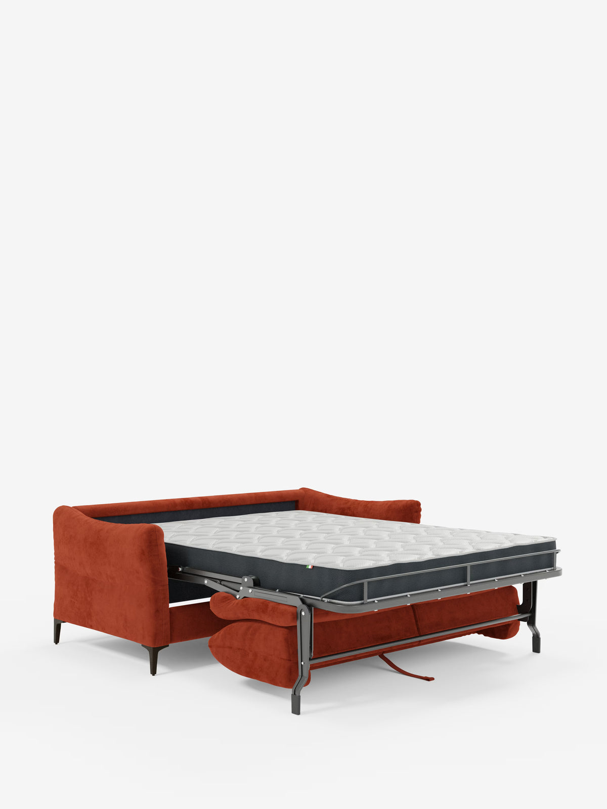 Il divano letto Dalia a 2, 3 e 4 posti con materasso H18, realizzato in moderno tessuto vellutino antimacchia T30 di Divani.Store, è raffigurato con rivestimento arancione bruciato e gambe nere su sfondo bianco. Il divano letto è aperto, mostrando la struttura in metallo e il materasso dispiegato, con un cuscino di seduta parzialmente infilato sotto.