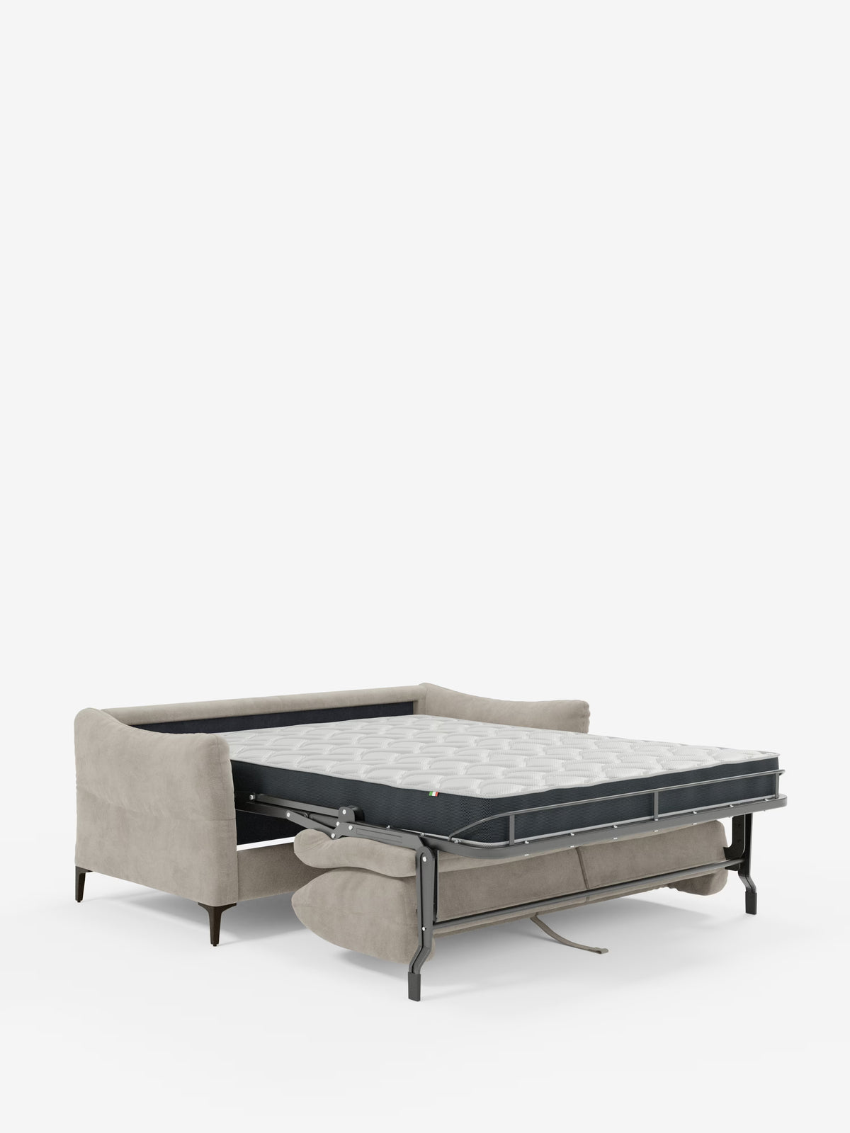 Un divano letto Dalia grigio chiaro a 2, 3 e 4 posti con materasso H18 di Divani.Store, rivestito in moderno tessuto di velluto T30 resistente alle macchie, presenta gambe nere ed è raffigurato con la parte letto estesa. La struttura in metallo sostiene il materasso; i cuscini della seduta sono riposti sotto. Lo sfondo è bianco a tinta unita.