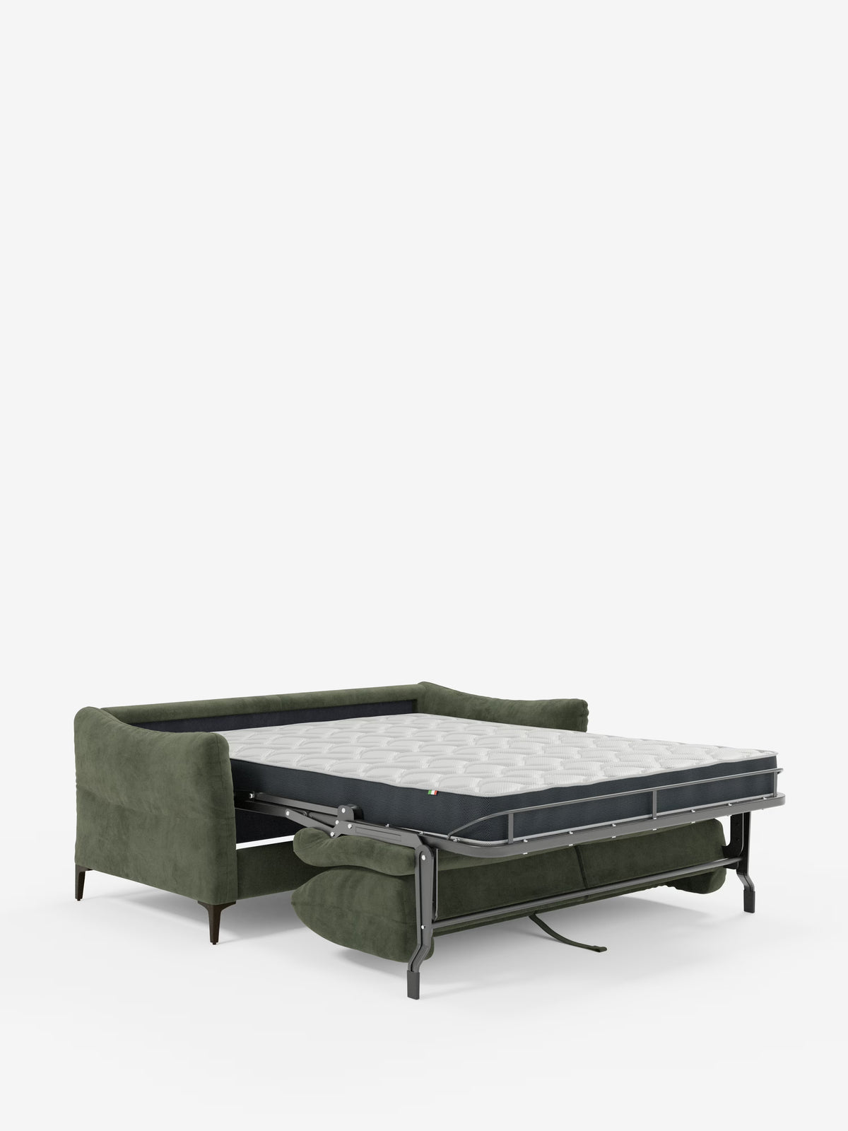 Un divano letto Dalia di Divani.Store, rivestito in un moderno tessuto T30 “vellutino” verde antimacchia, è esposto aperto con le gambe nere, mettendo in risalto la sua robusta struttura in metallo e il materasso bianco da 18 cm, su uno sfondo bianco a tinta unita.