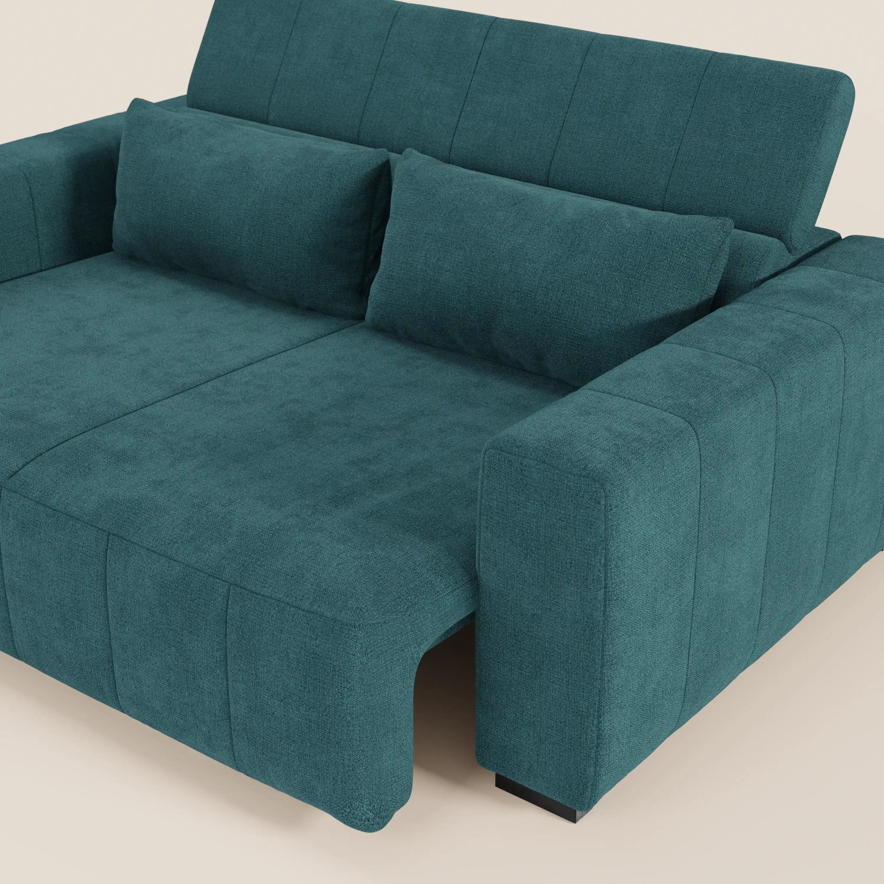Il divano Doric 3 posti di Divani.Store, presentato in tessuto antimacchia T23 blu verde acqua, è caratterizzato da morbidi cuscini, ampi braccioli, un moderno design squadrato e sedute regolabili con relax elettrico e poggiatesta reclinabile su uno sfondo chiaro.
