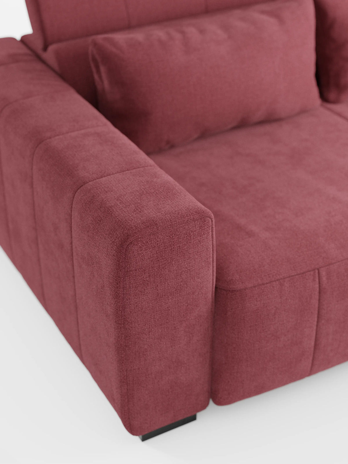 Un primo piano del divano angolare dorico con penisola e sedute allungabili con funzione relax elettrica di Divani.Store, rivestito in morbido tessuto T23 color rosa antico resistente alle macchie. Il divano presenta ampi braccioli imbottiti, un cuscino rettangolare abbinato sulla seduta e poggiatesta reclinabili regolabili. Il suo design semplice e la superficie testurizzata risaltano sullo sfondo bianco.