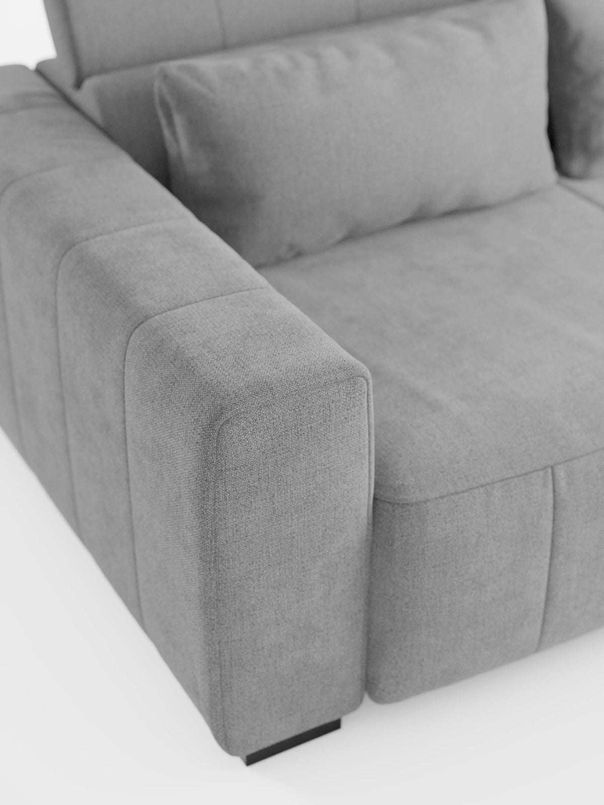 Primo piano del “Doric Divano angolare con penisola e sedute allungabili con relax elettrico” di Divani.Store, presentato su uno sfondo bianco. Questo moderno divano componibile presenta ampi braccioli, un cuscino rettangolare abbinato, il morbido tessuto T23 resistente alle macchie e dalla trama particolare, e vanta poggiatesta regolabili e sedute estensibili per il massimo relax. La sua silhouette squadrata mette in risalto il design italiano contemporaneo che ricorda un divano moderno.