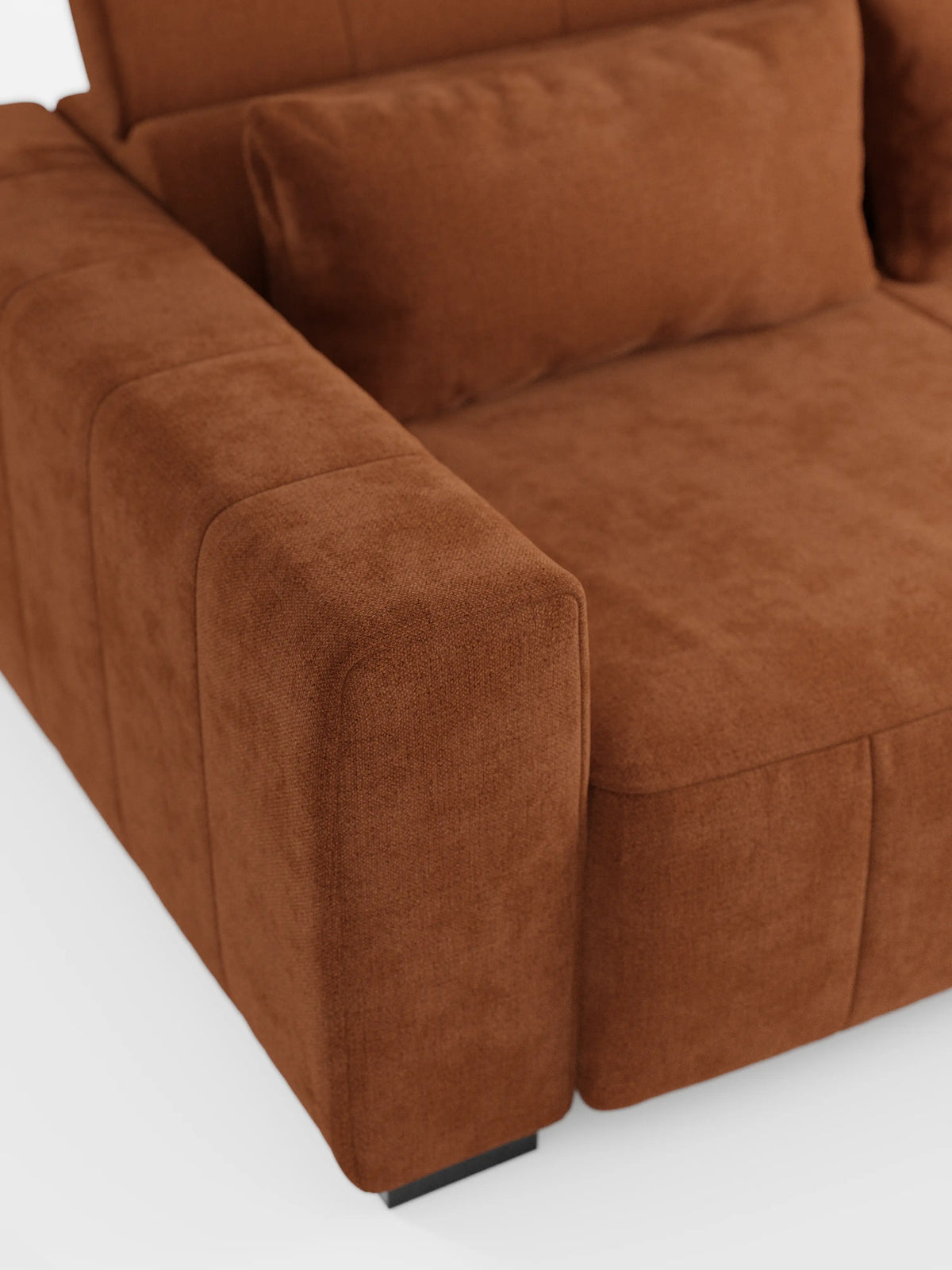 Primo piano del divano angolare Doric con penisola e sedute allungabili con funzione relax elettrica di Divani.Store, rivestito in tessuto T23 facile da pulire. L’immagine mostra il bracciolo sinistro, il cuscino di seduta e un cuscino rettangolare abbinato. Le sue linee moderne e la morbida trama risaltano sullo sfondo bianco, sottolineandone lo stile raffinato e le eccezionali caratteristiche di comfort, come i poggiatesta reclinabili.