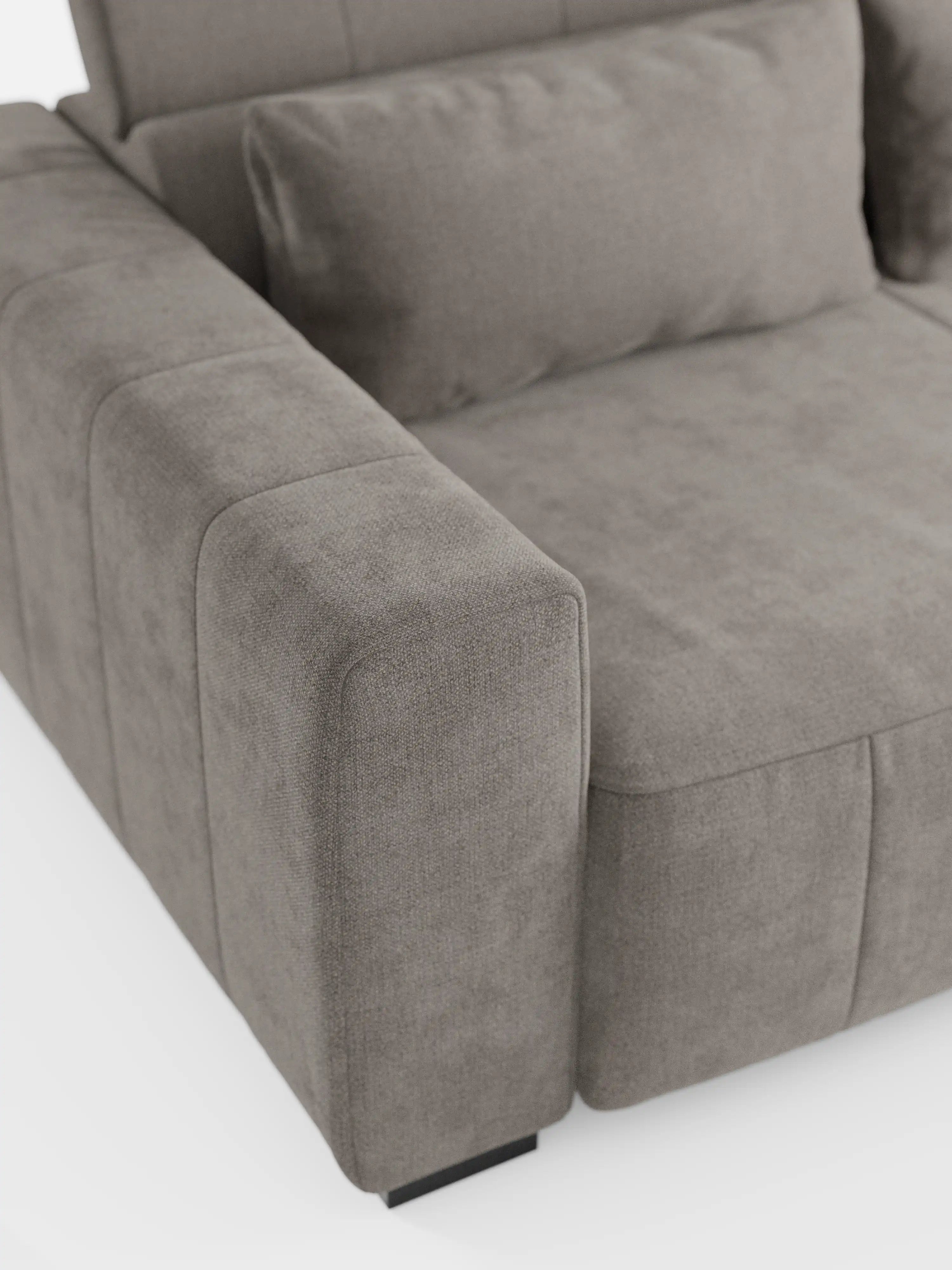 Un primo piano del divano angolare Doric con penisola e sedute allungabili con relax elettrico di Divani.Store, rivestito in grigio chiaro, presenta ampi braccioli imbottiti, un cuscino rettangolare abbinato e poggiatesta regolabili in tessuto T23 resistente alle macchie. Presentato su uno sfondo bianco a tinta unita, questo moderno divano componibile coniuga un design elegante a un comfort all’avanguardia: una scelta ideale per gli spazi abitativi contemporanei.