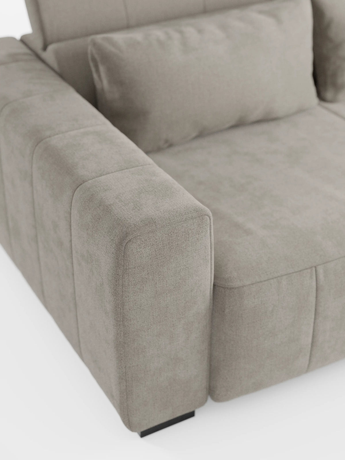 Primo piano del divano angolare dorico con penisola e sedute allungabili con funzione relax elettrica di Divani.Store, presentato in un moderno tessuto T23 grigio chiaro smacchiabile dalla trama delicata. Questo elegante divano presenta braccioli squadrati, morbidi cuscini di seduta allungabili con funzione relax elettrica, poggiatesta reclinabili e un cuscino rettangolare abbinato per lo schienale, il tutto su uno sfondo bianco.